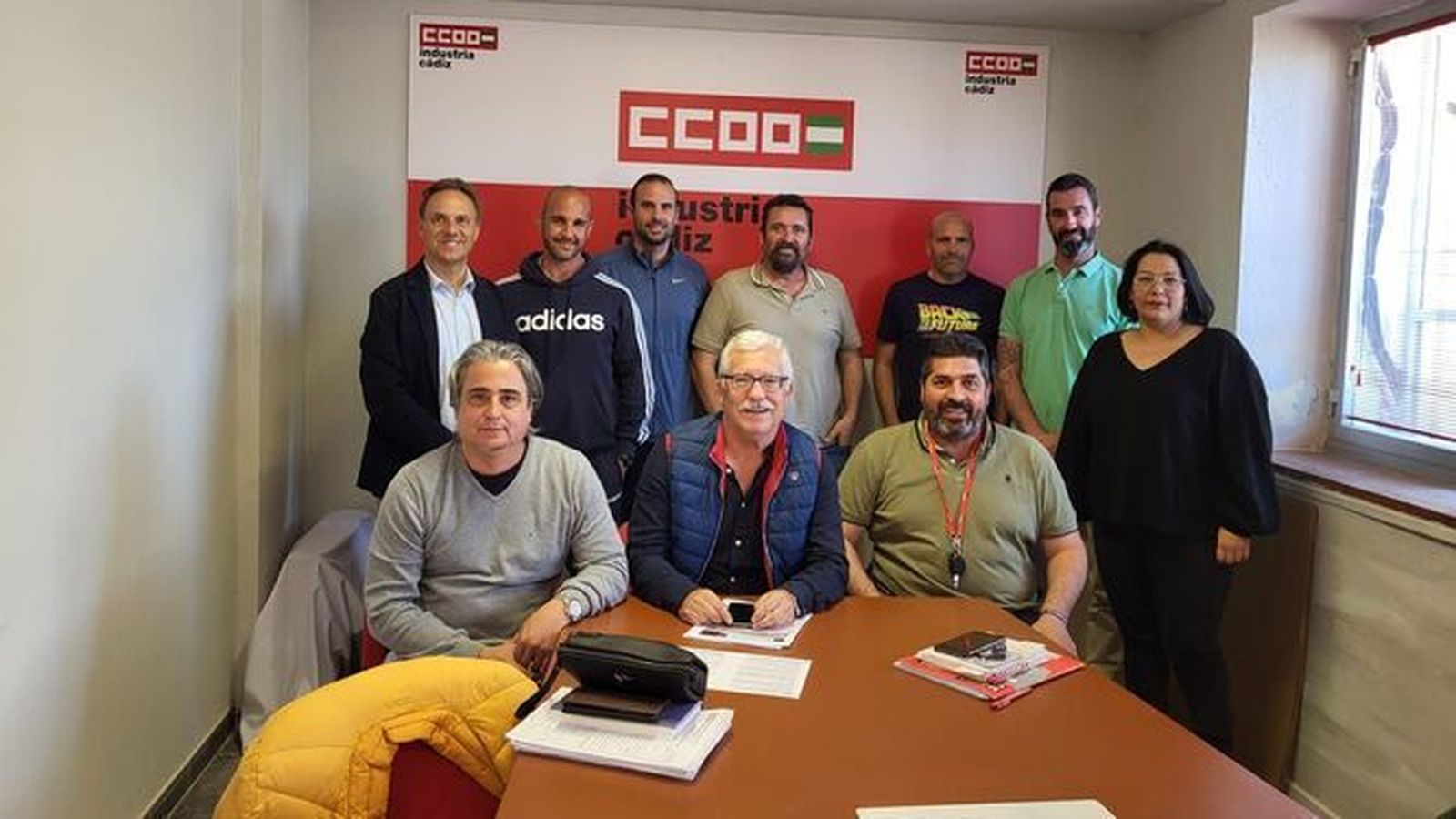 Los representantes sindicales de Ametel, junto a David de la Encina (izq.) y Mónica Jiménez.