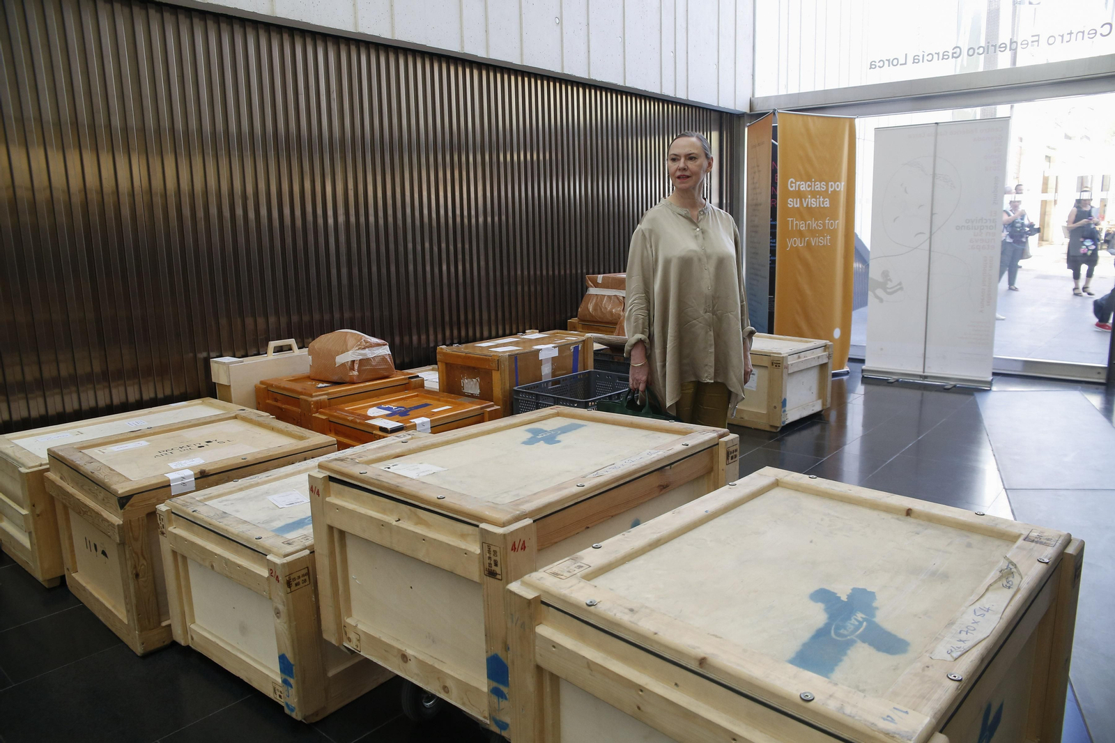 Laura García-Lorca con el legado del poeta recién llegado al centro de la Romanilla