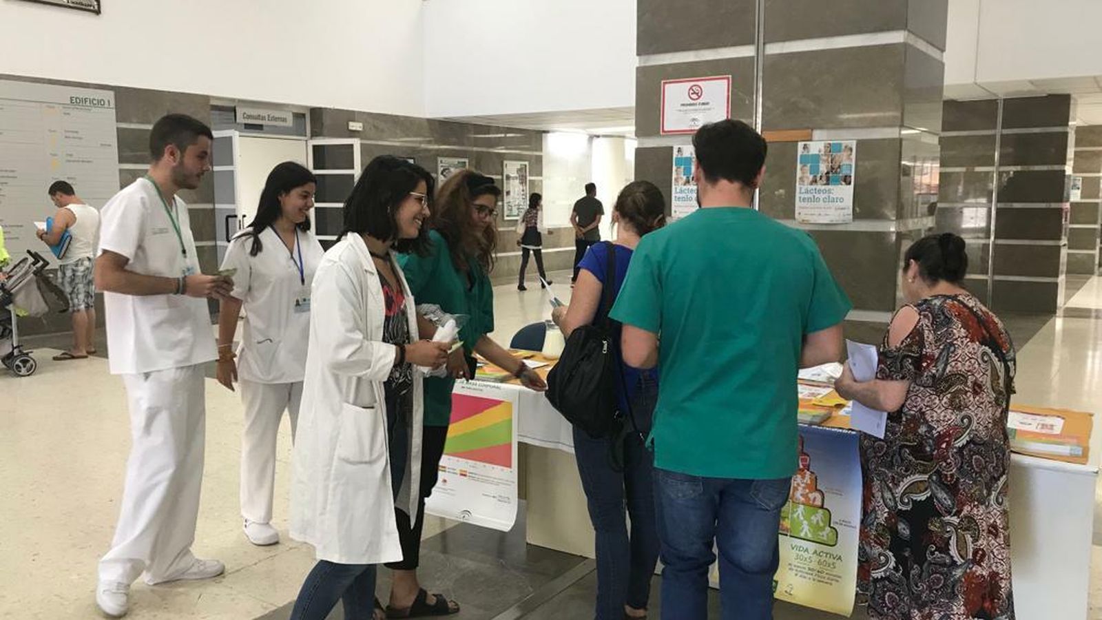 Mesa informativa sobre nutrición en el Hospital de Puerto Real