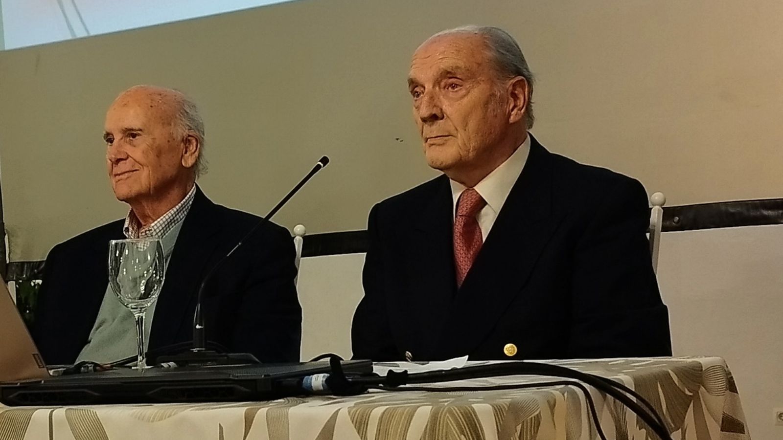 El doctor Manuel Concha, junto a Guillermo Cervera.