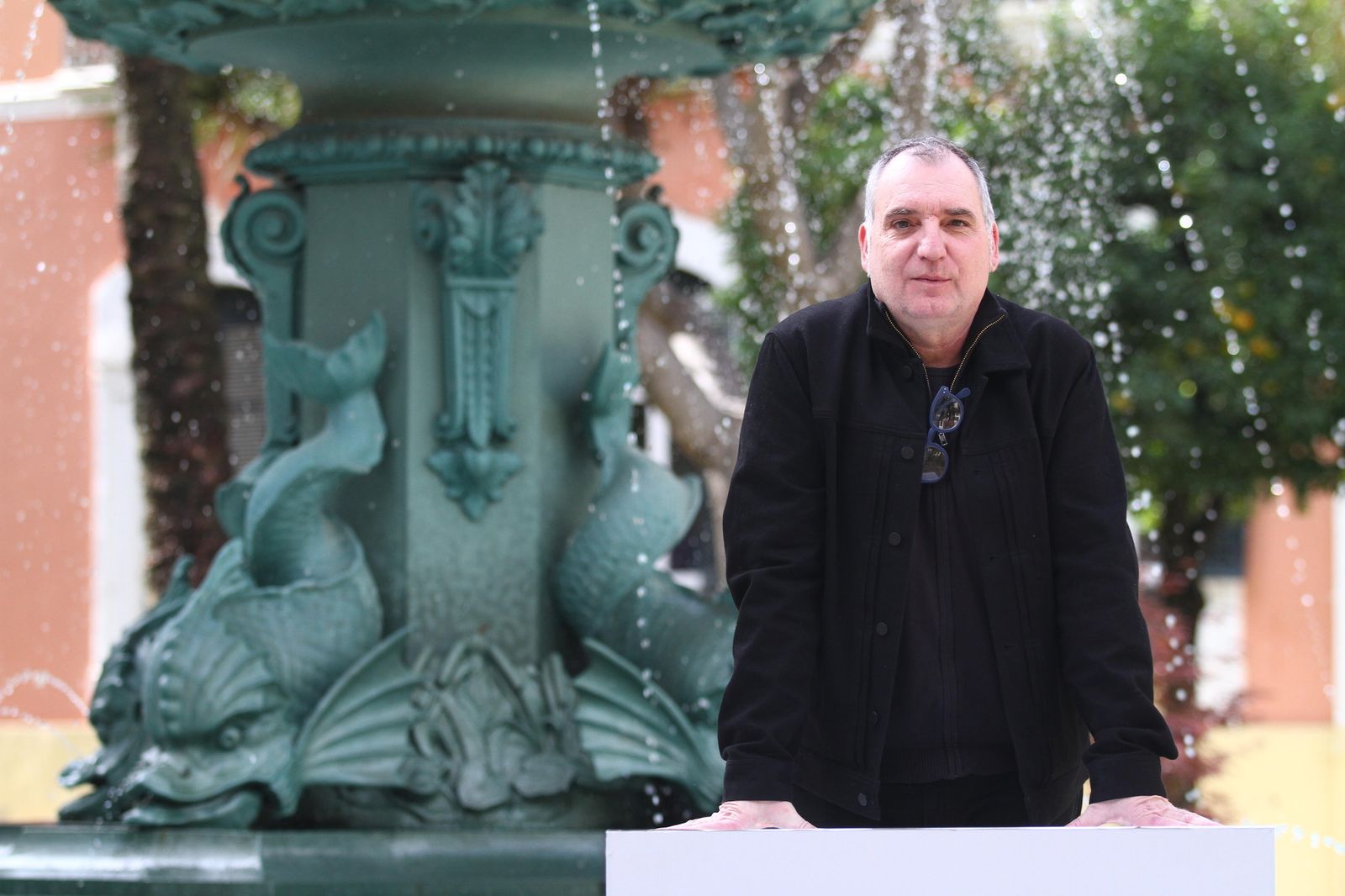 El director Fernando Bernués posa en la Casa Colón.