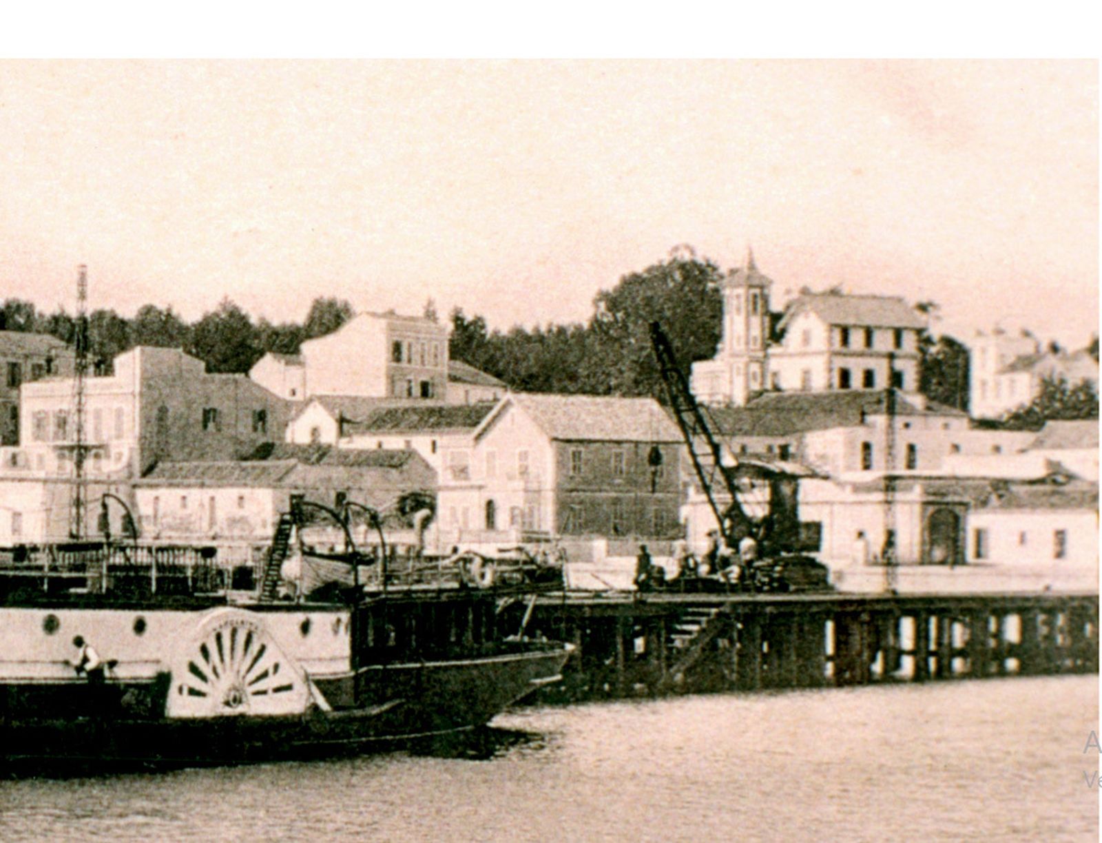 La Villa de Adolfo Rugeroni, con su original torre adosada al cuerpo principal del edificio, vista desde el mar. Fotografía tomada en 1912.