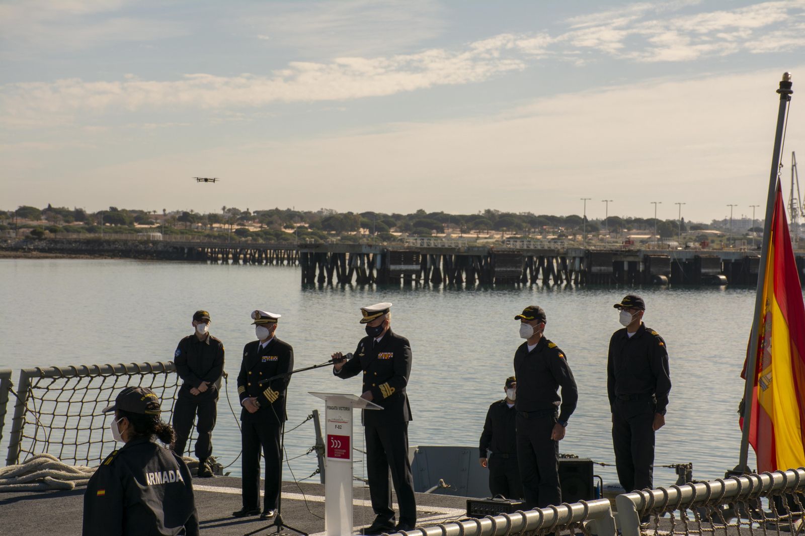 Fuerzas Armadas:  Imágenes del recibimiento a la fragata Victoria en Rota. ¿Te quieres casar conmigo?