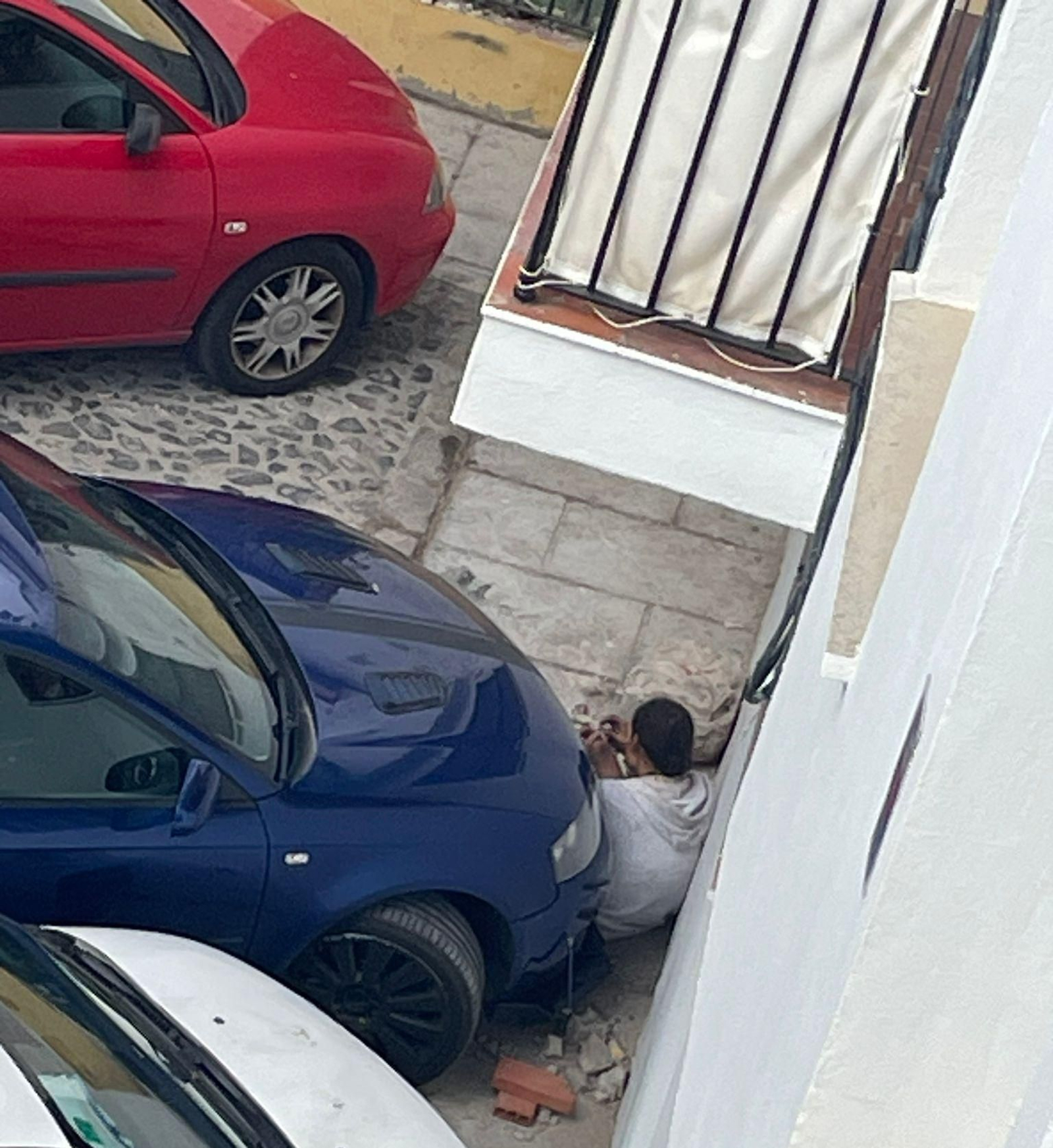 Una persona, consumiendo droga en Santa María de la Merced. Una persona, consumiendo droga en Santa María de la Merced.