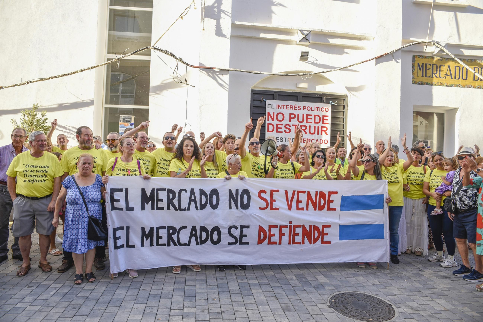 Las fotos de la protesta de los comerciantes de La Línea por la gestión del mercado municipal