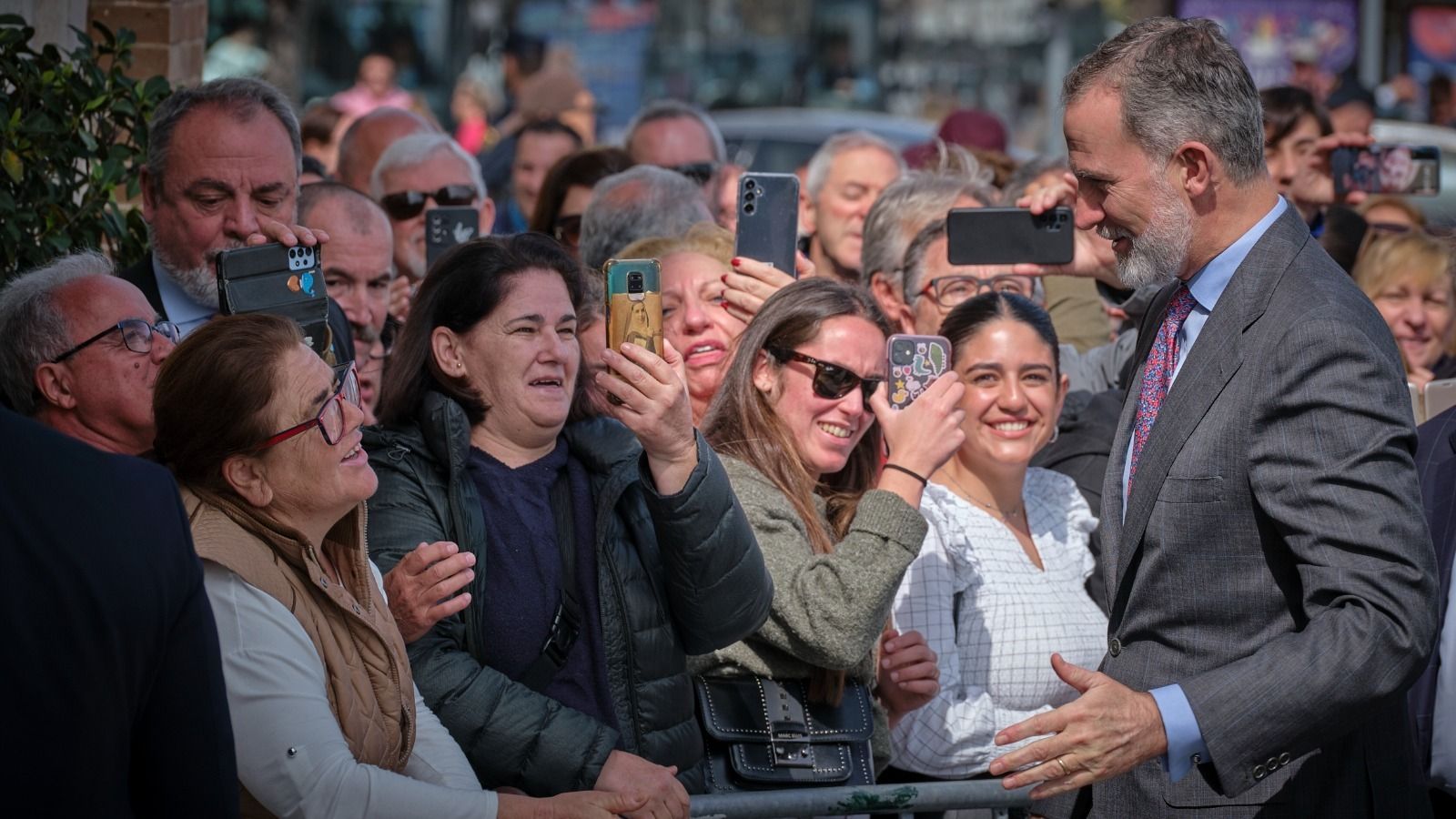 El rey Felipe VI saluda al público que lo esperaba en las afueras del Palacio de Congresos de Cádiz.
