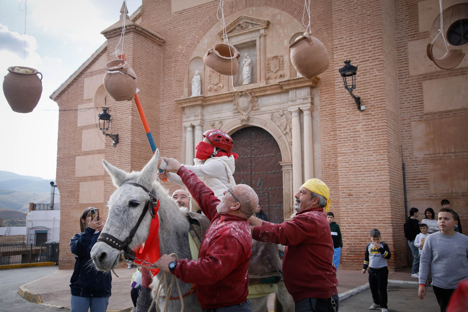 Las mejores imágenes del cierre de fiestas en Fiñana con "Las Ollas"