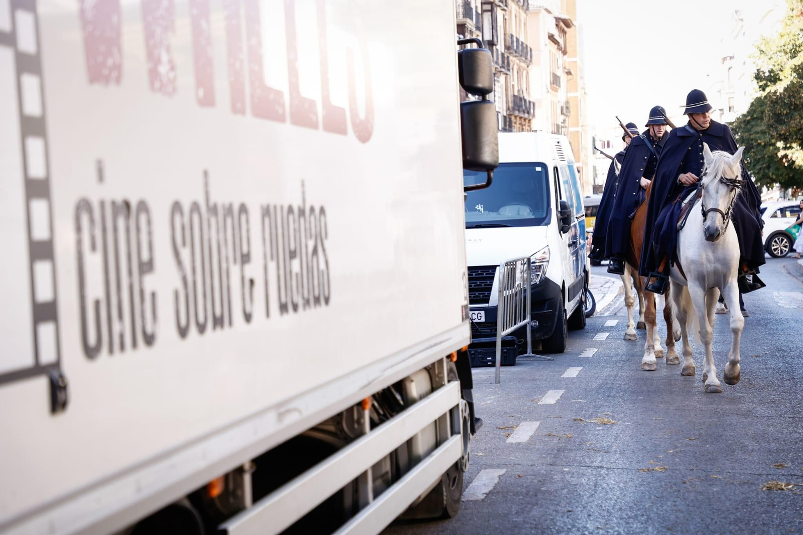 Fotos: así es el rodaje de la película de Los Javis en la plaza de Santa Ana de Granada