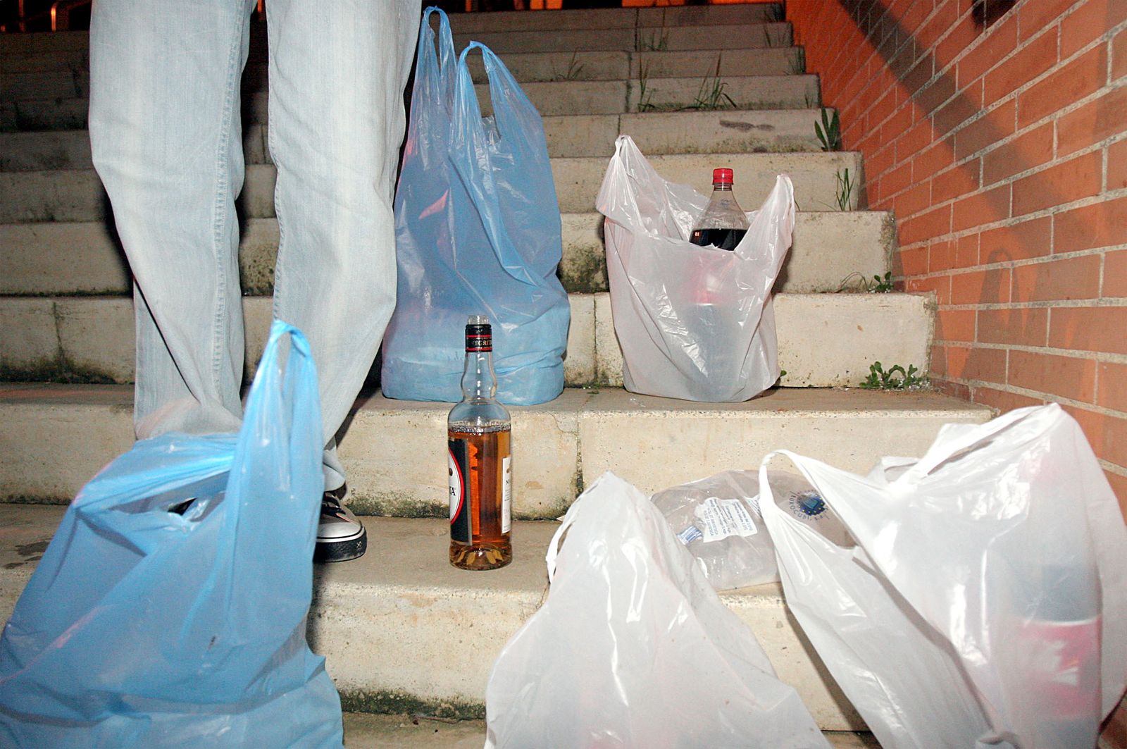 Bebidas preparadas en bolsas para un 'botellón'.