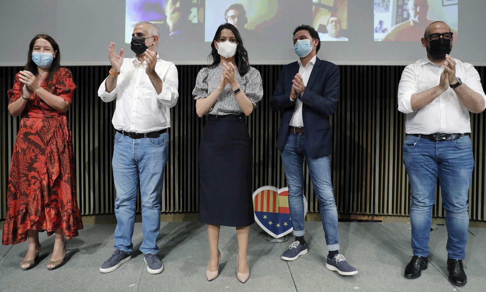 Arrimadas (c), acompañada por Marina Bravo (i), Jordi Cañas (d), Carlos Carrizosa (2i) y Edmundo Bal (2d),  durante el acto