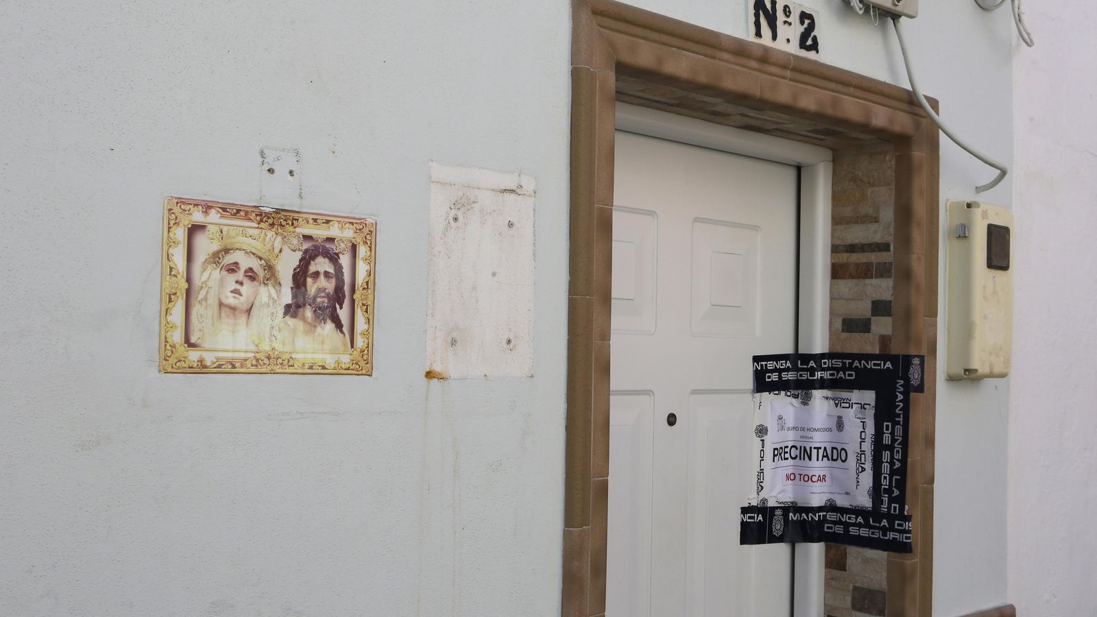 Precinto de la Policía y el azulejo con las imágenes de la Hermandad del Pantano.