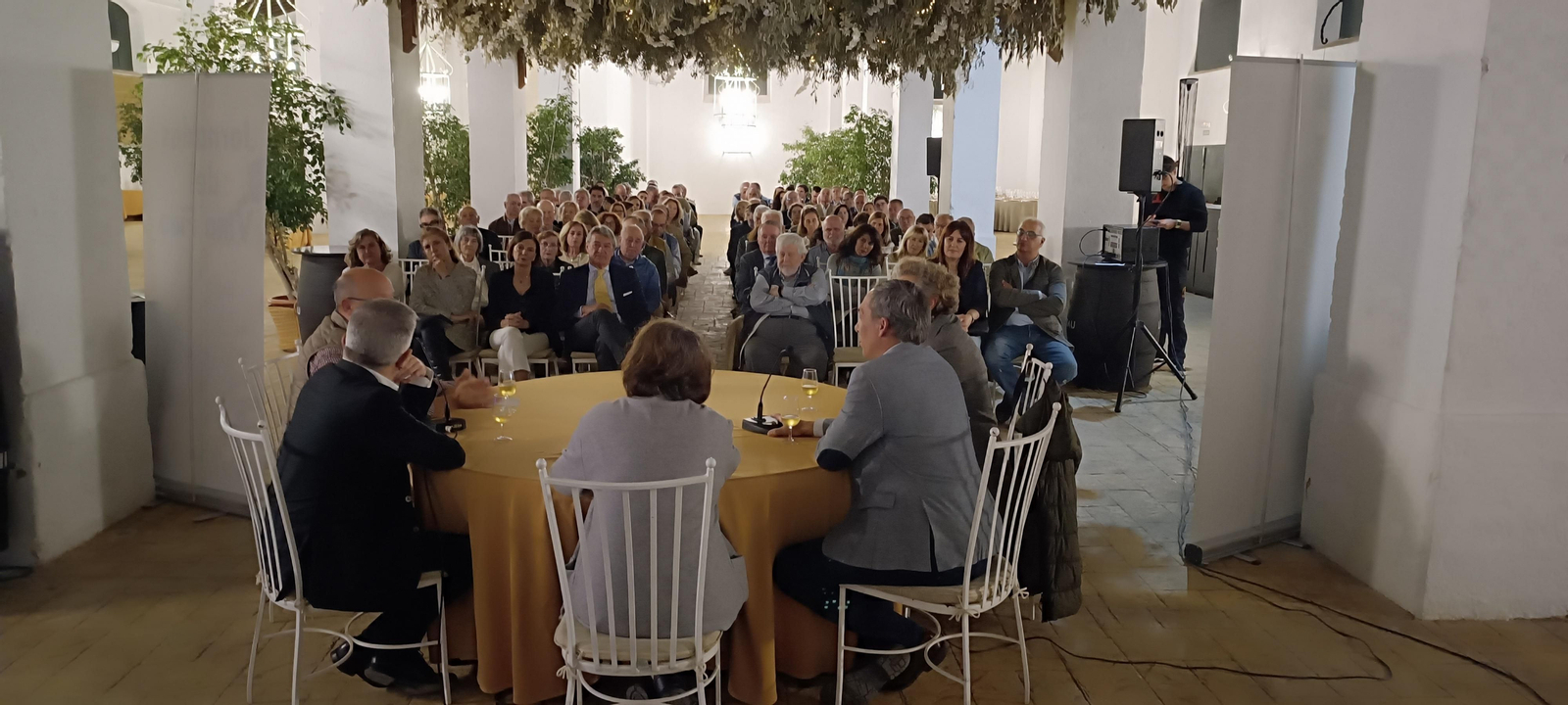 Una imagen de la mesa técnica celebrada en la tarde-noche del viernes en la Bodega Alameda.