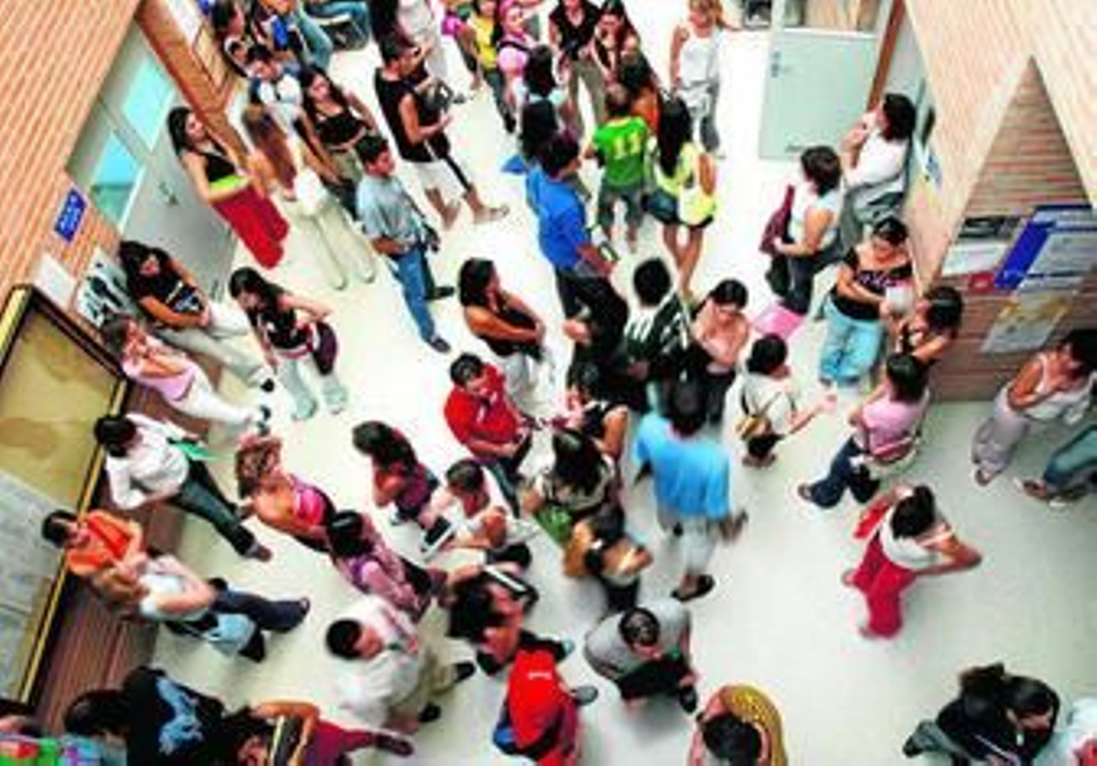 El pasillo de la Facultad de Ciencias de la Comunicación. El pasillo de la Facultad de Ciencias de la Comunicación.