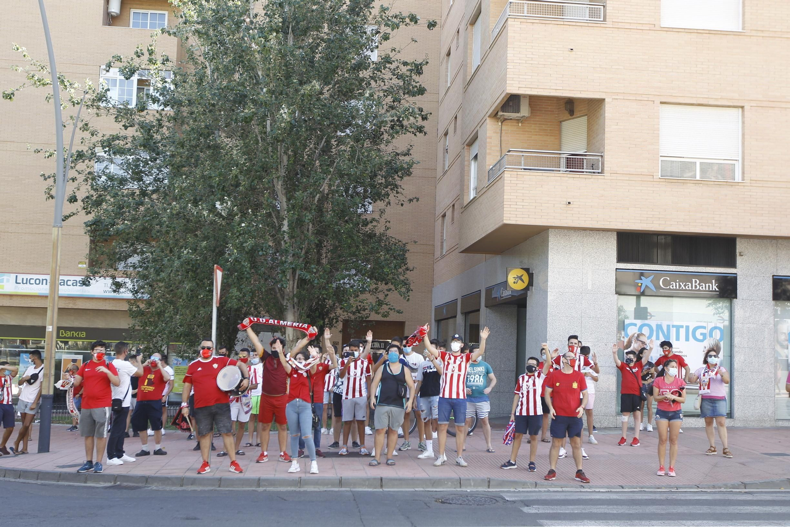 Fotogalería de la afición del Almería antes del partido ante el Girona