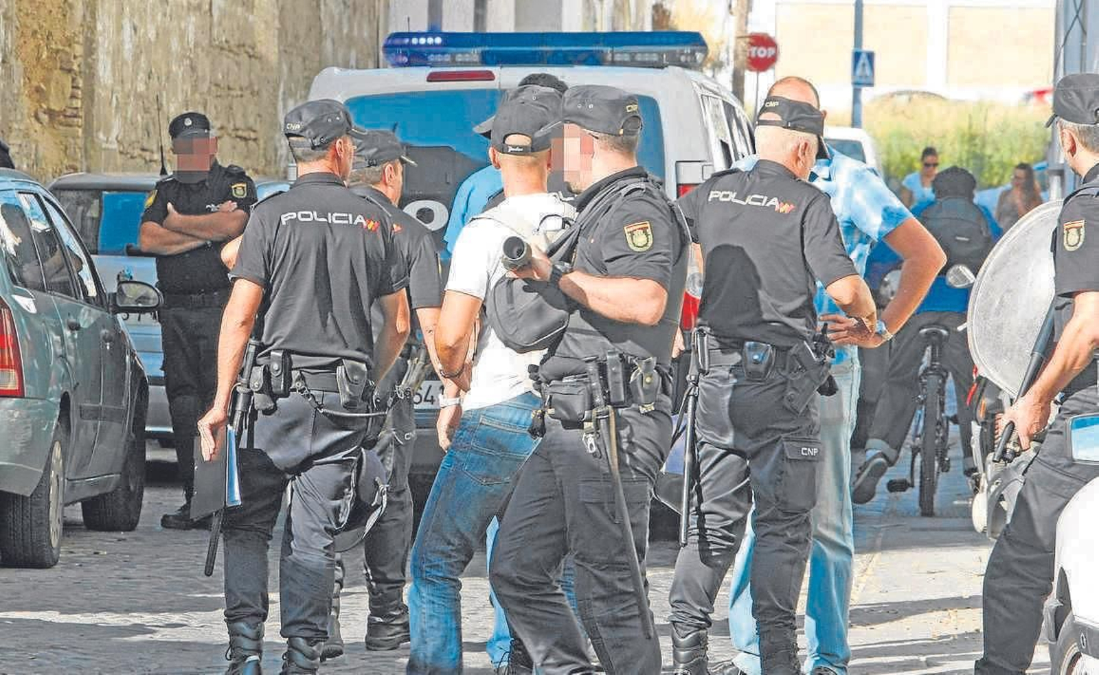Imagen de archivo de una redada en la calle Nueva, en la zona del bloque ‘okupado’ por los ‘Paquiquis’.