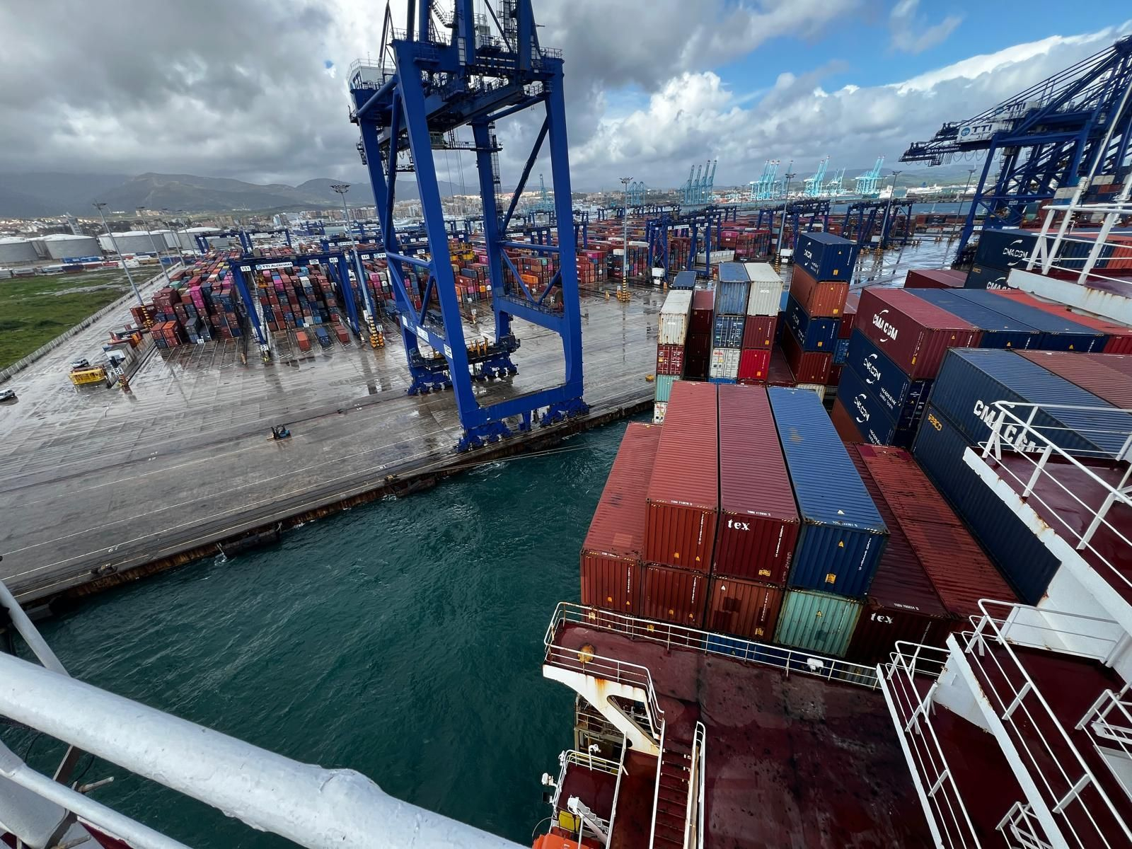 El portacontenedores quedó a muy pocos metros de las grúas del puerto de Algeciras y hubo momentos en los que se temía lo peor a la vista de la fuerza del viento