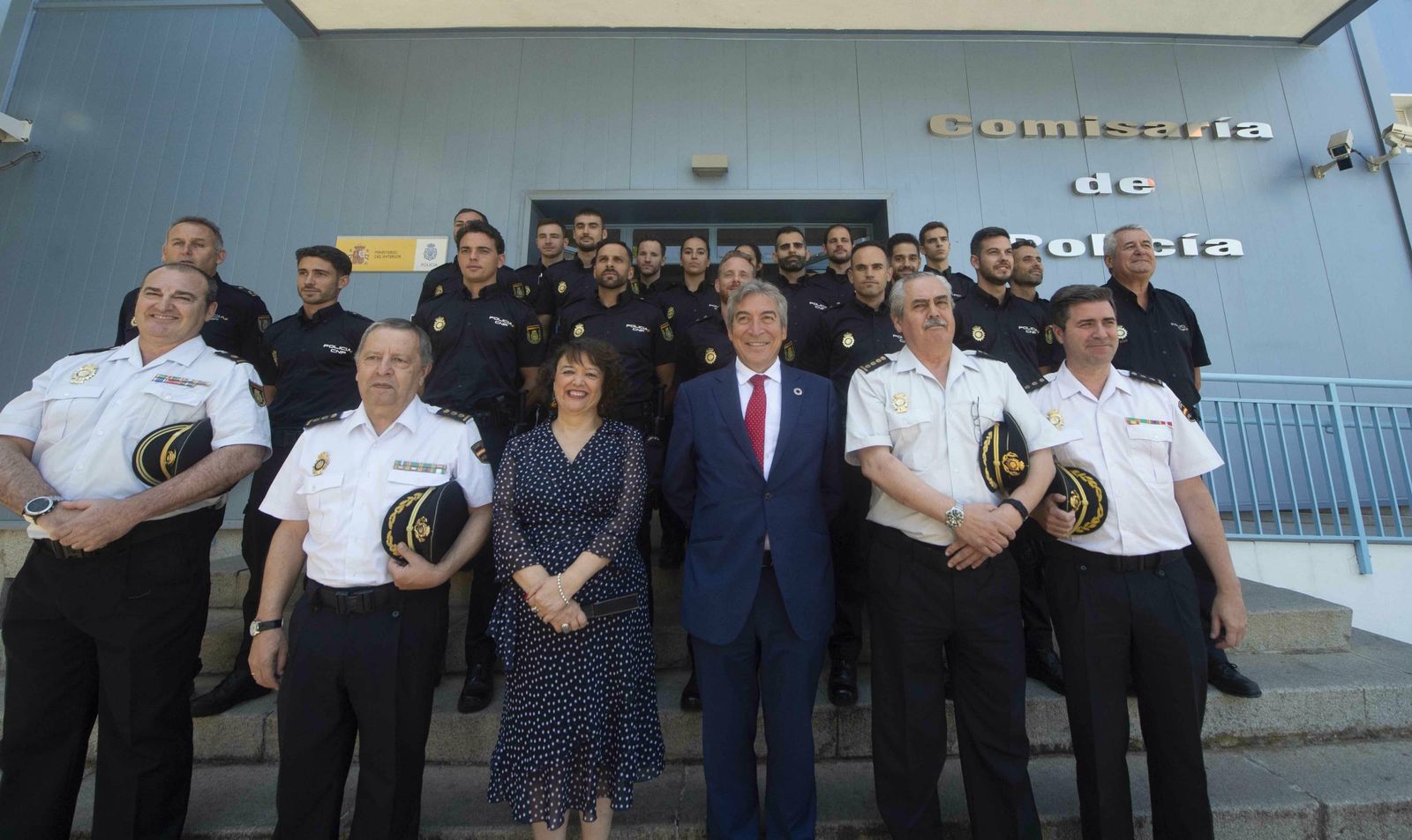 Foto de familia de los nuevos a gentes y las autoridades.