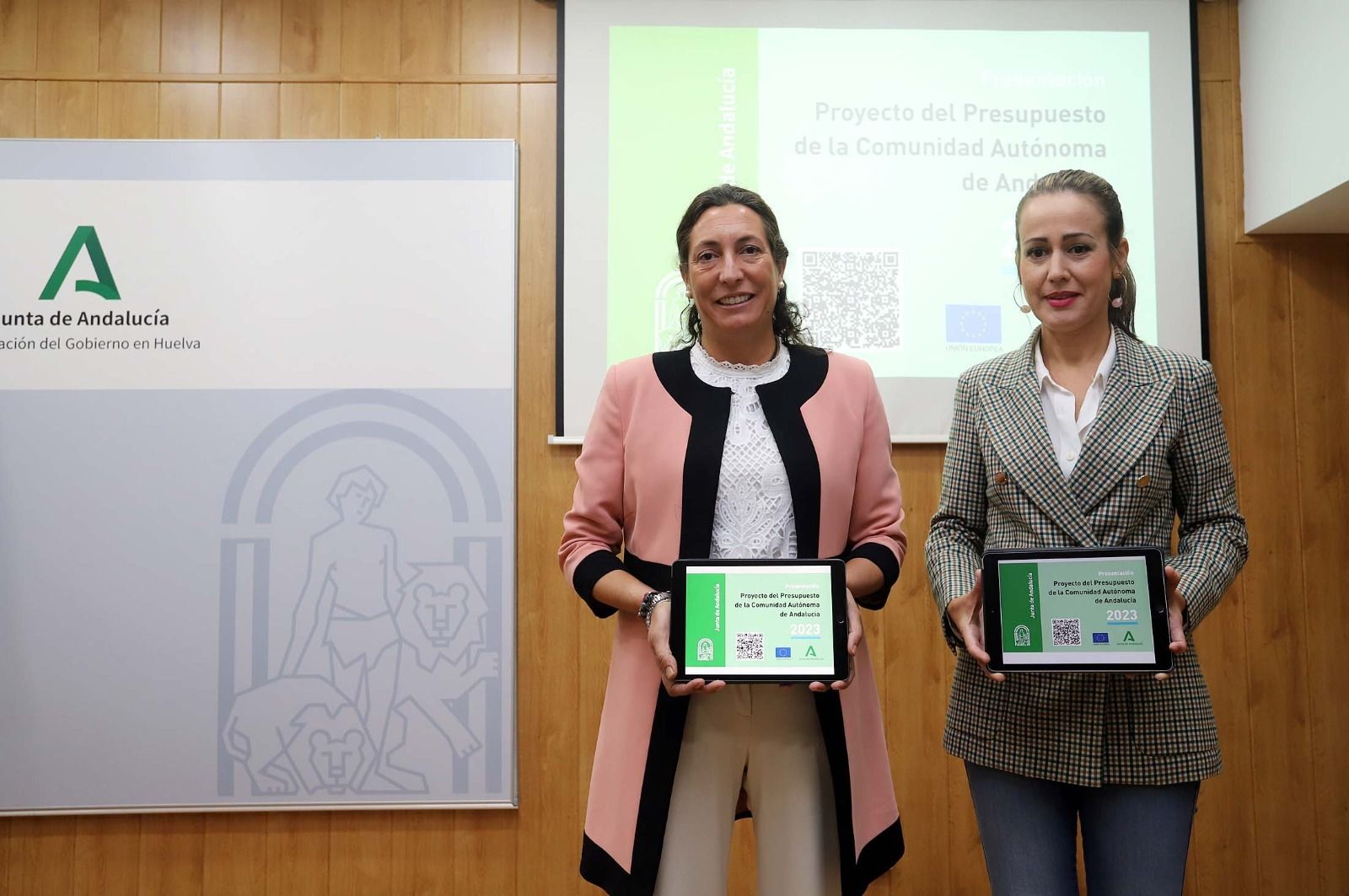 Loles López y Bella Verano en la presentación de los Presupuestos de la Junta para el año que vivne en Huelva.