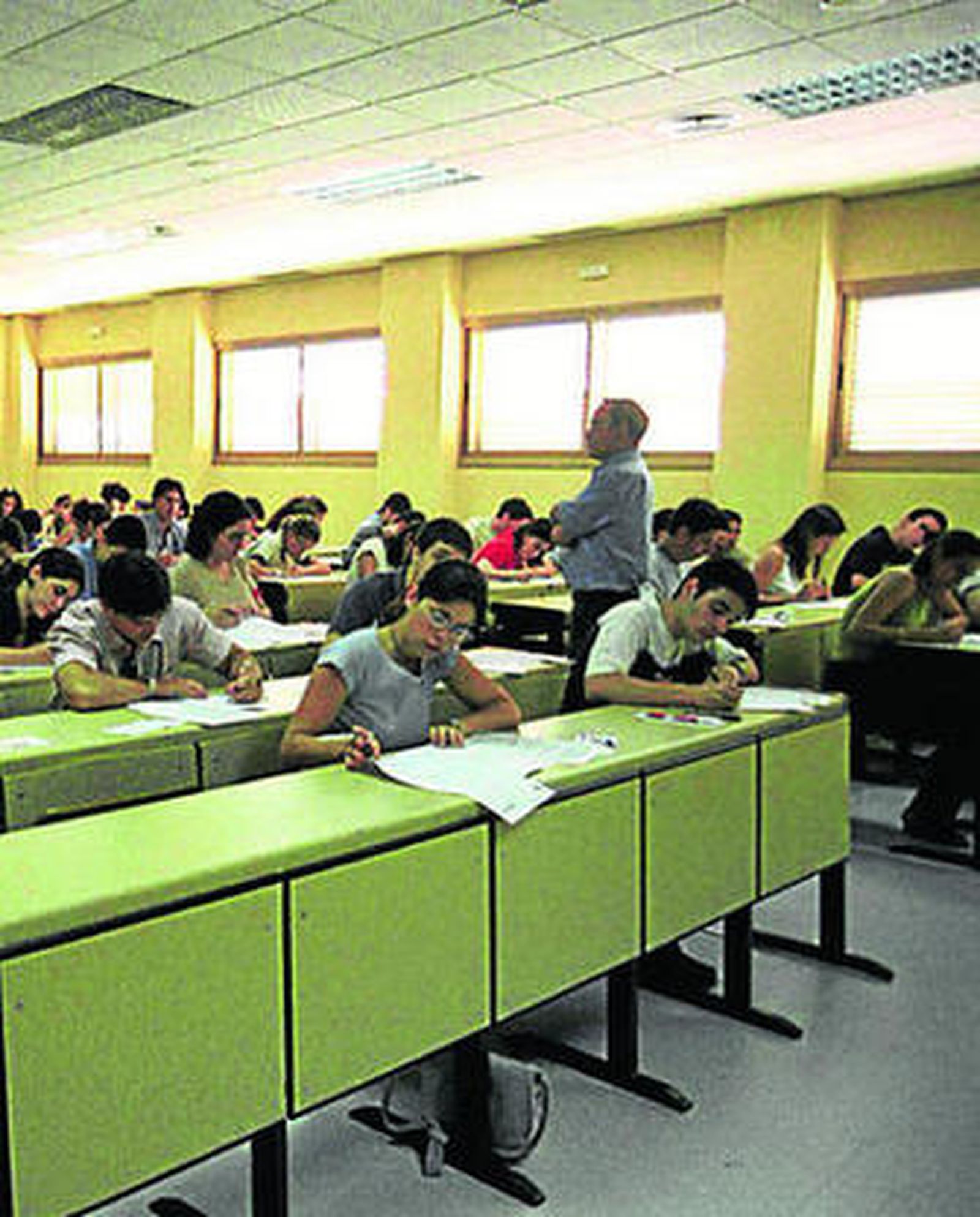 Profesor vigilando un examen en la UHU.