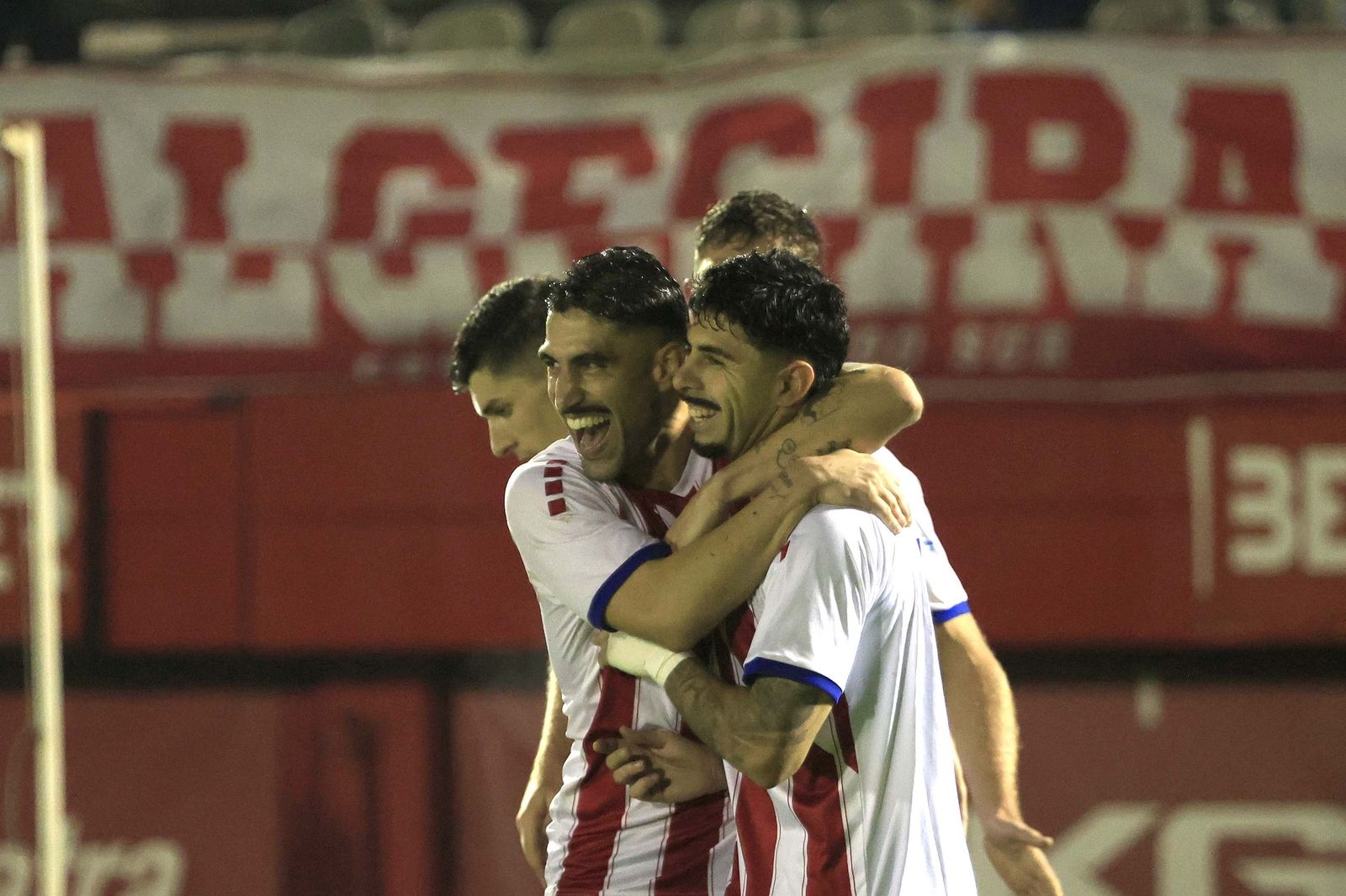 José Carlos y Víctor Ruiz se abrazan durante el triunfo ante el Sevilla Atlético.