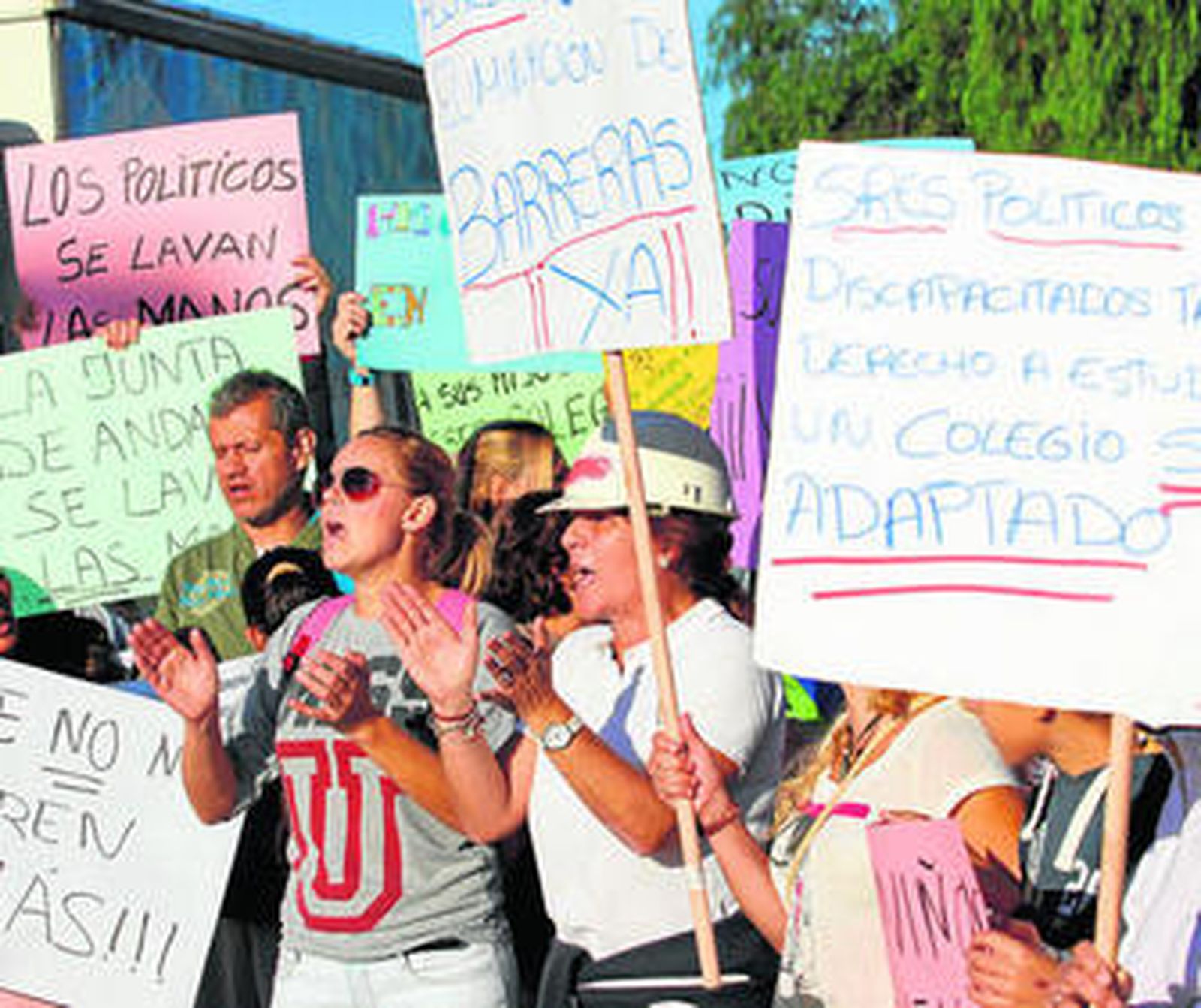 Madres y padres de Los Prados durante una concentración en octubre de 2012.