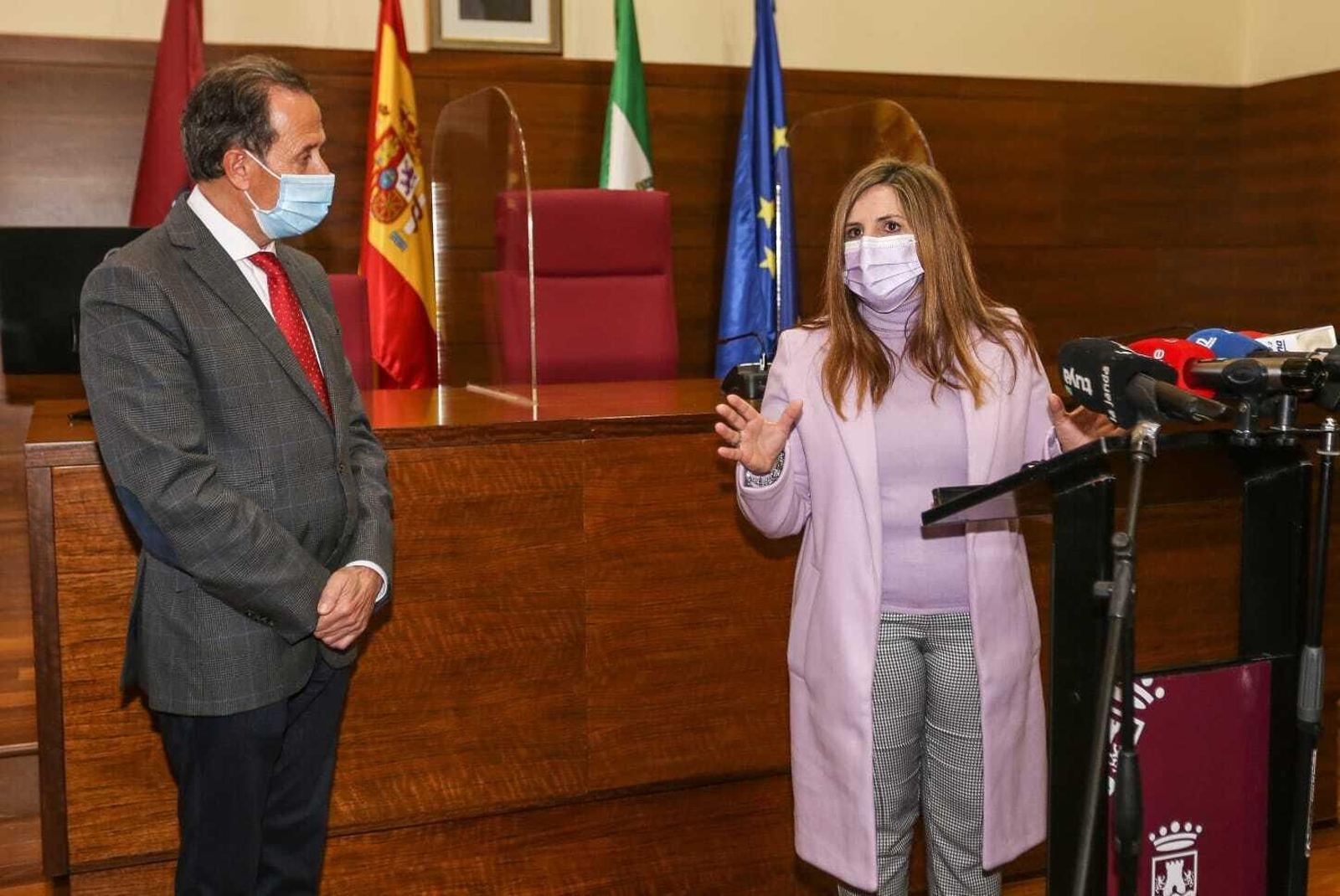 José María Román e Irene García, juntos en el Ayuntamiento de Chiclana el pasado mes de enero.