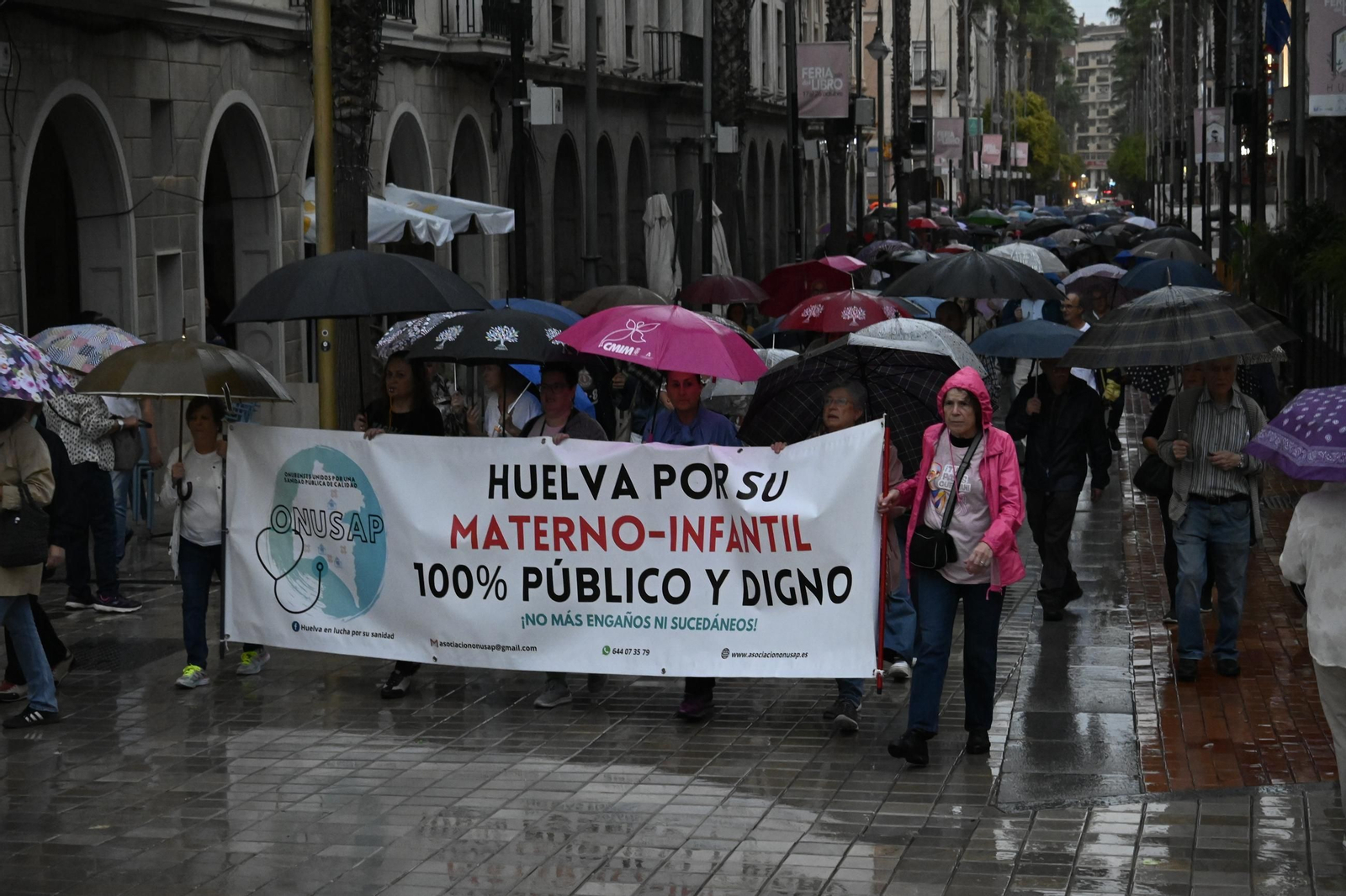 Las mejores imágenes de la manifestación por la sanidad en Huelva