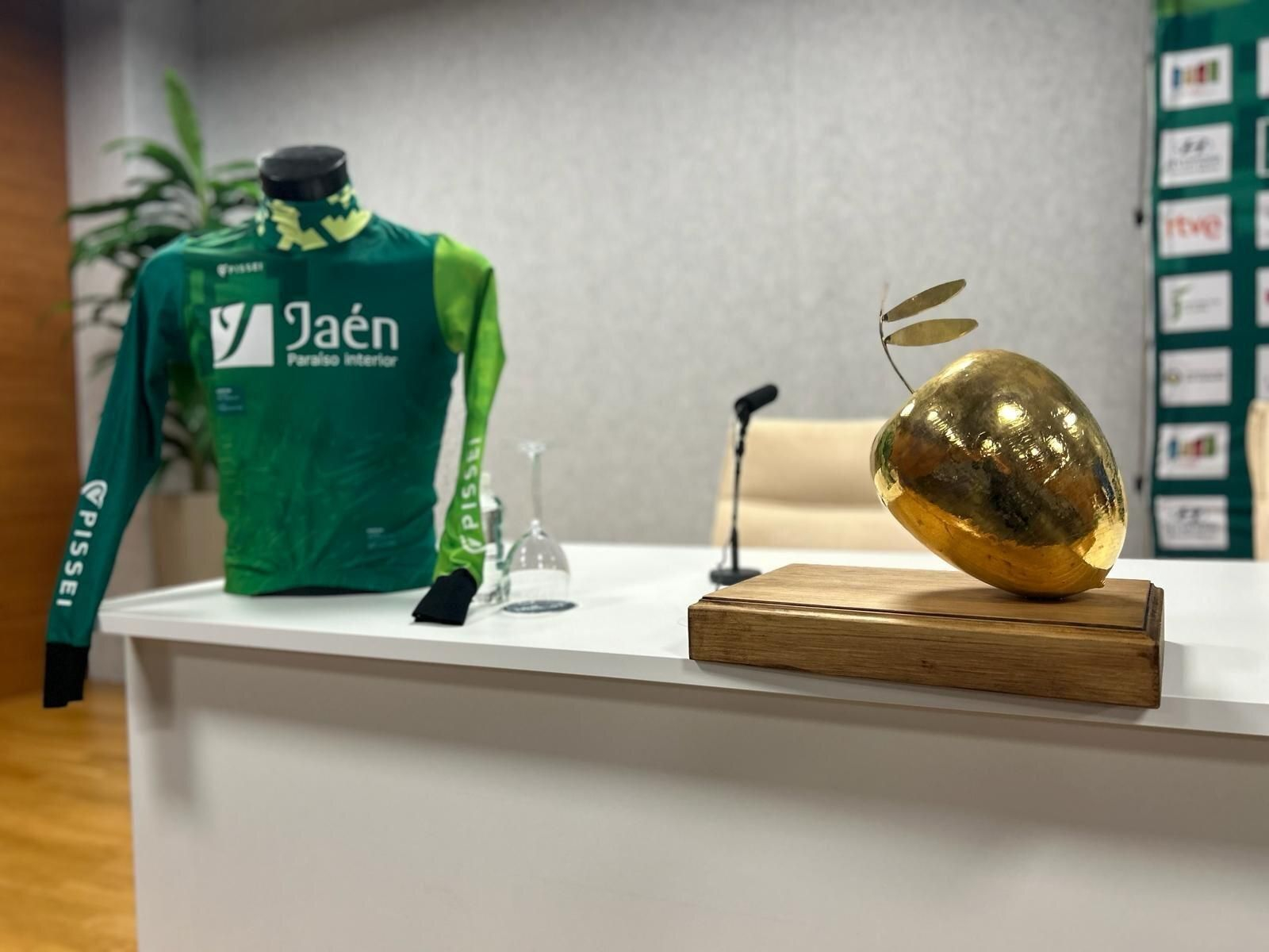 El trofeo y maillot conmemorativo para el campeón de la Clásica Jaén Paraíso Interior.