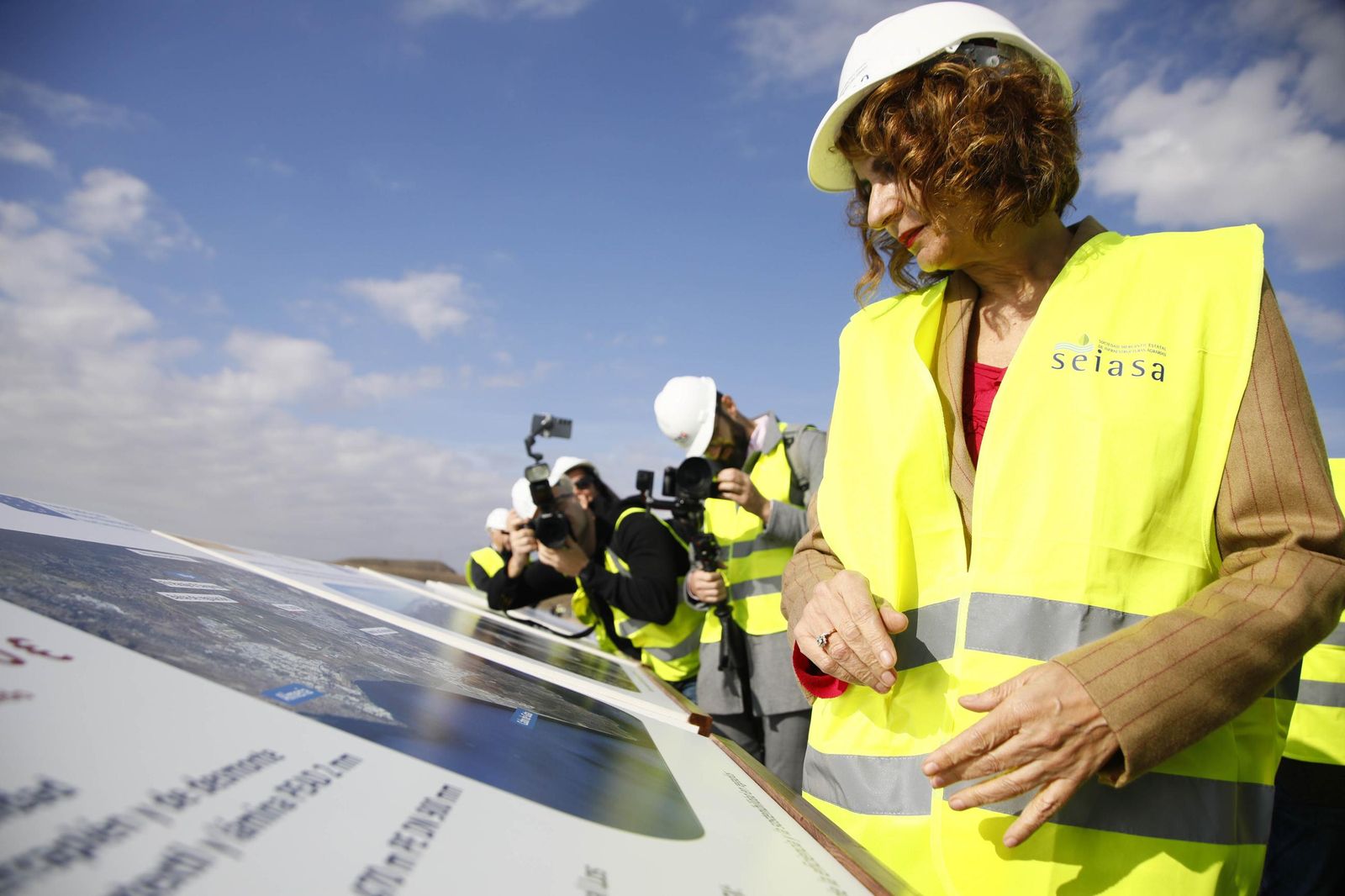 María Jesús Montero visita las obras de la balsa general de regulación de la Comarca de Usuarios Aguas de Níjar, en imágenes