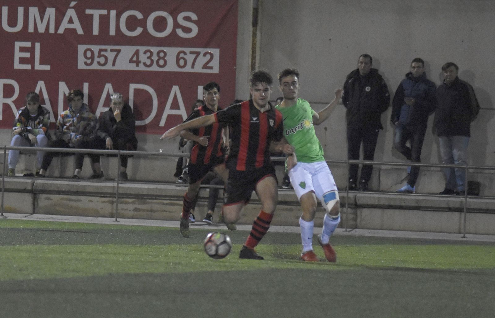 Un jugador rojinegro controla el balón ante la presión de un almeriense.