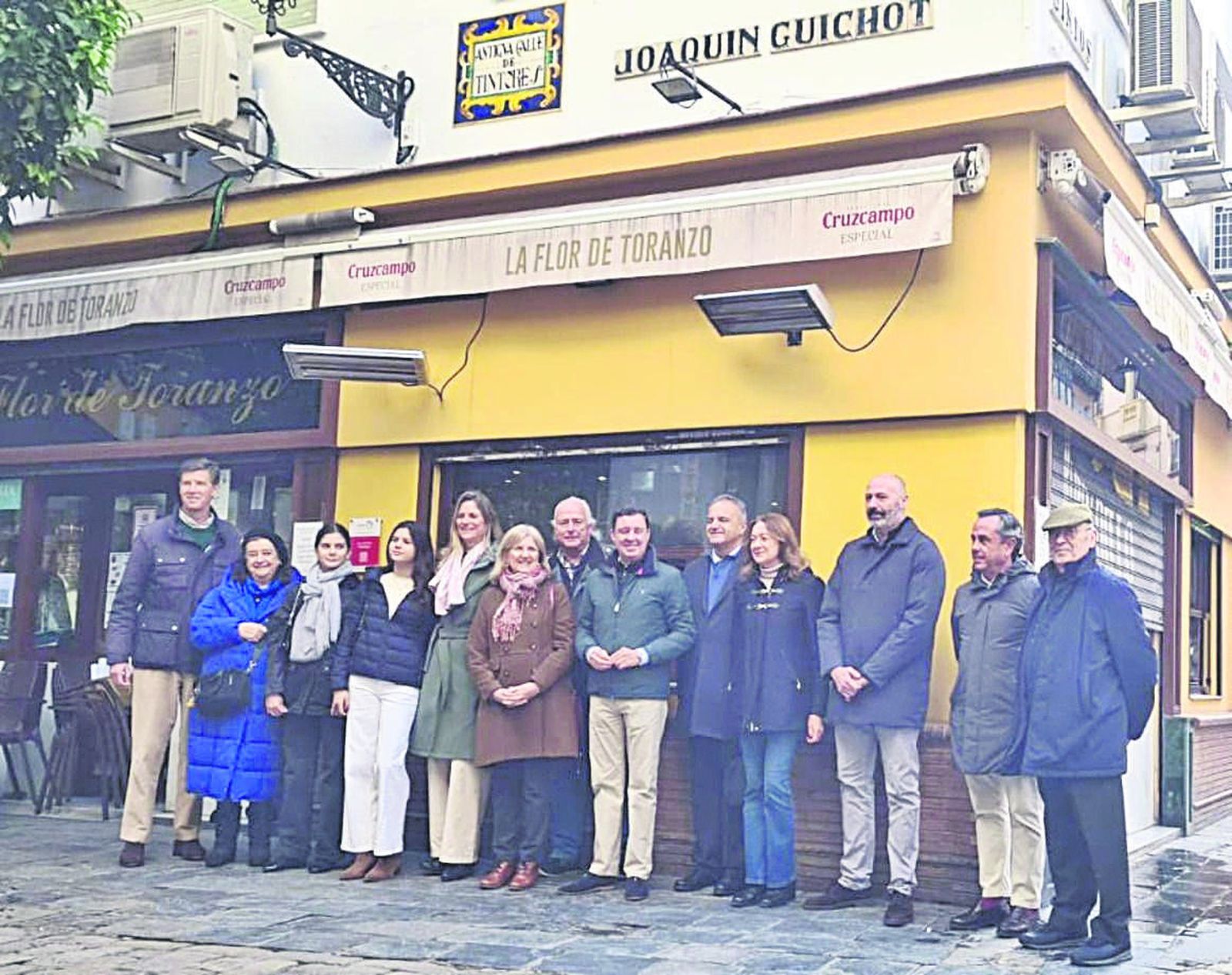 Foto de grupo con los dos rótulos. Javier Sánchez-Marco es el primero por la izquierda.