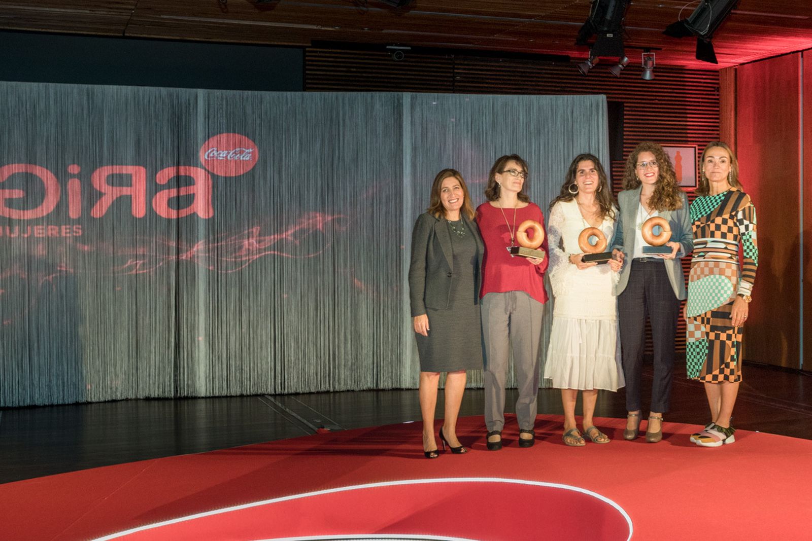 Las responsables de Coca Cola y las premiadas, en la entrega de los premios.