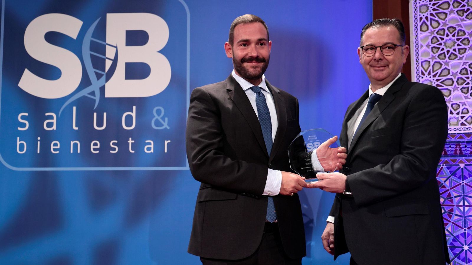Jorge Moya, associate director Area Sales, Generics and OTC de Teva, fue el encargado de entregar el premio a Francisco Pascual, adjunto a la Dirección General de Hospitales Pascual.