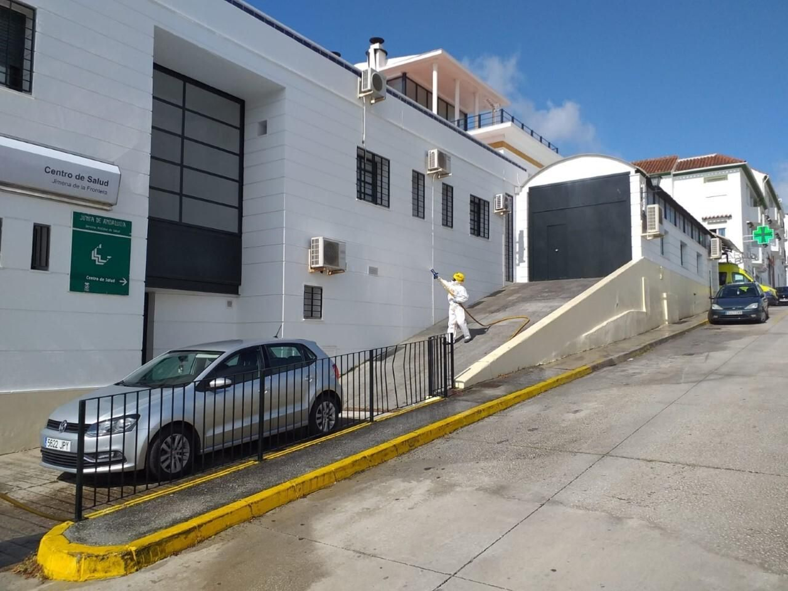 Efectivos del Infoca durante la desinfección de un centro de la Salud de la provincia. Efectivos del Infoca durante la desinfección de un centro de la Salud de la provincia.