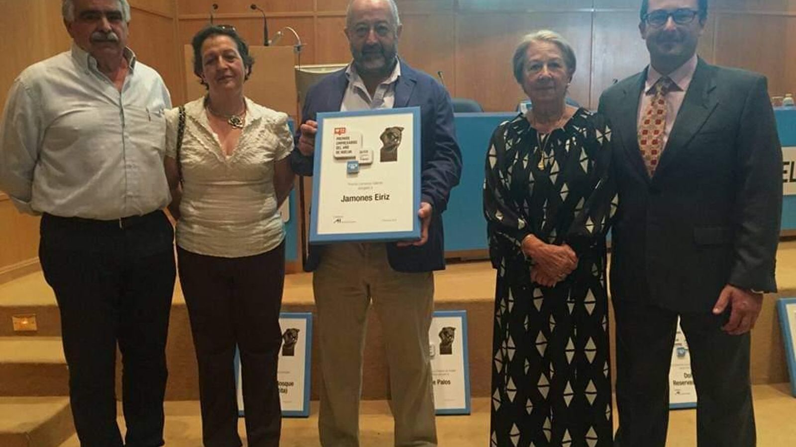 Recibiendo junto a su familia el premio de exportación