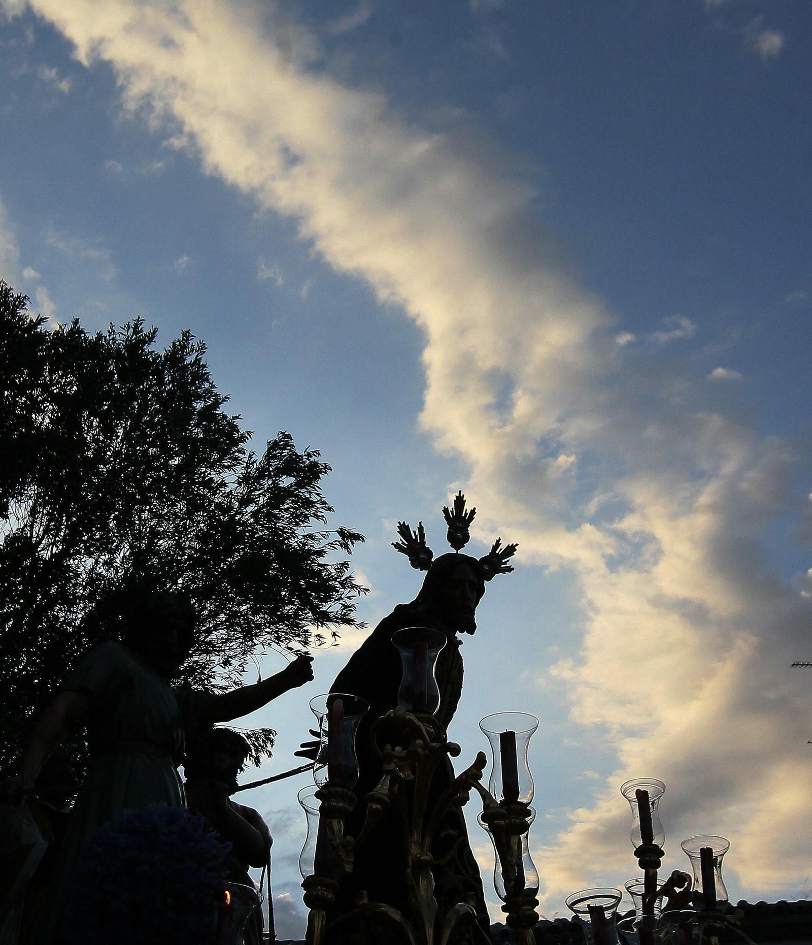 El Señor del Prendimiento recortado en el cielo.