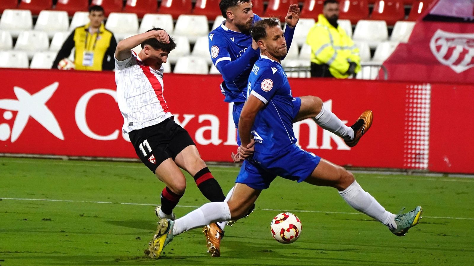 Oso dispara desde la frontal contra la defensa del Ceuta.