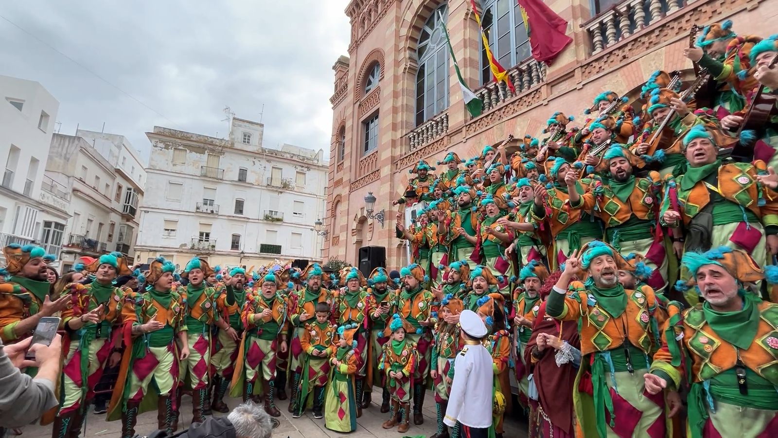 El coro de Julio Pardo interpreta la última cuarteta del popurrí de 'Los Martínez'