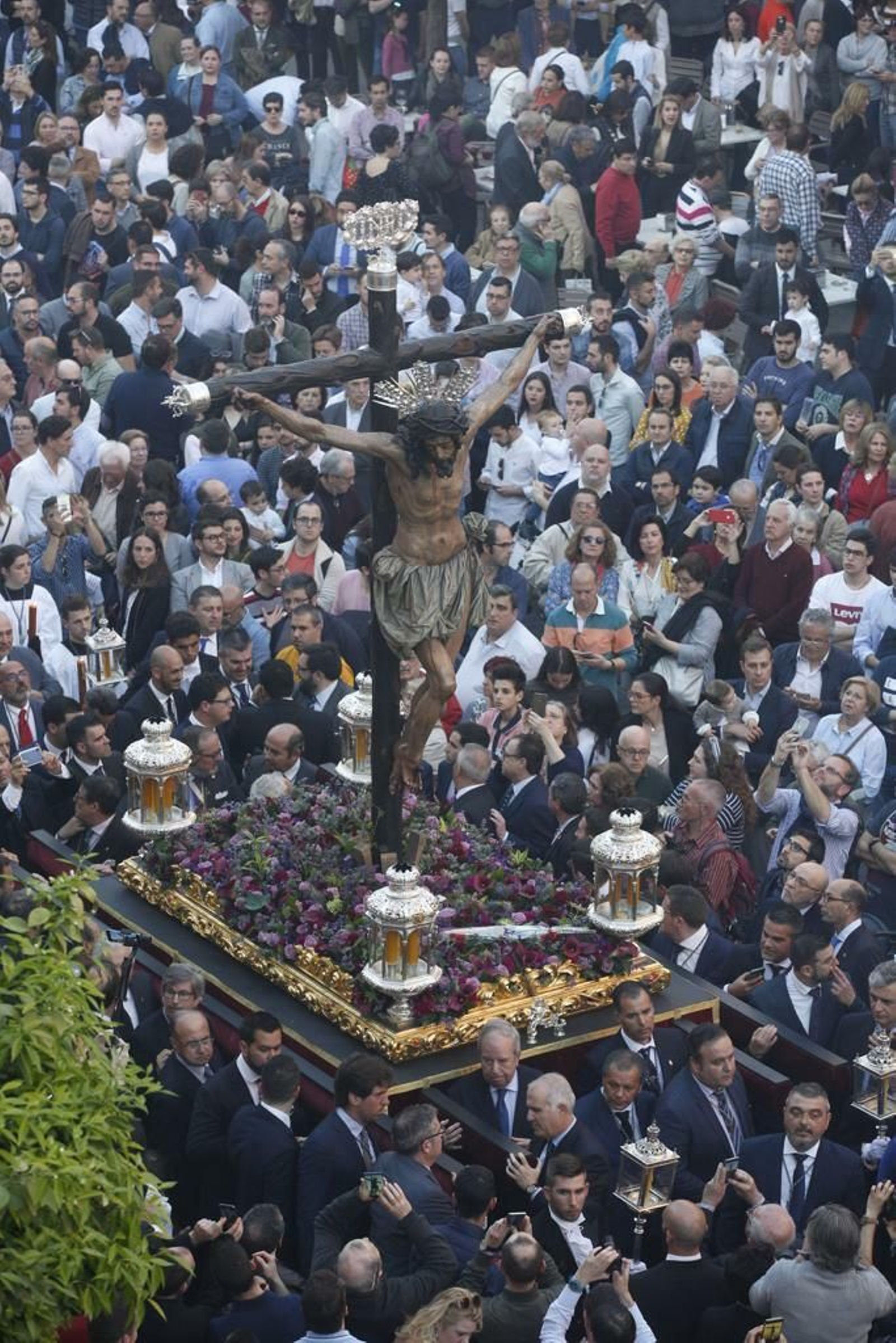 Las imágenes del Vía Crucis de las Cofradías de Sevilla con el Cristo de la Conversión de Montserrat