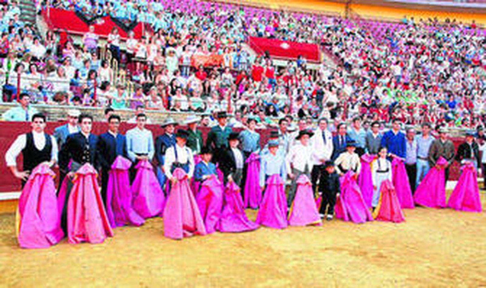 Imagen de grupo del tradicional festejo de la Mujer Cordobesa, con el que ayer concluyó la feria taurina de mayo.
