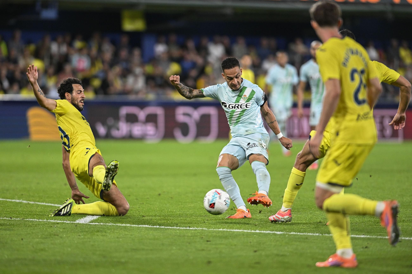 Antony remata ante Dani Parejo.