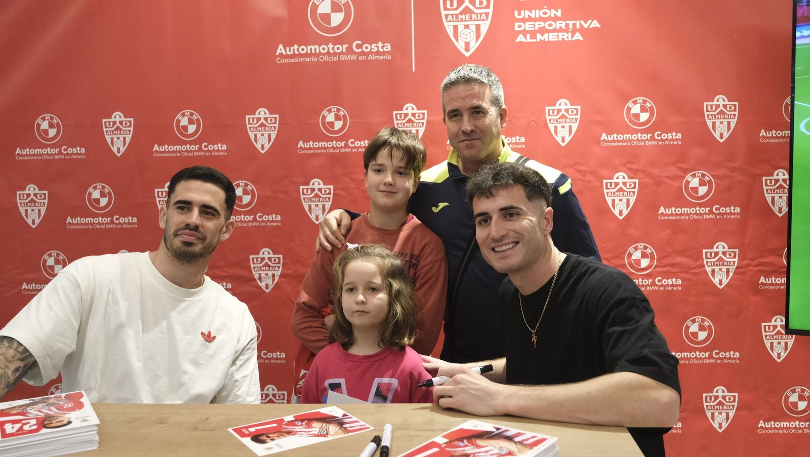 Jon Mocillo y Miguel de la Fuente firman autógrafos en Automotor Costa BMW