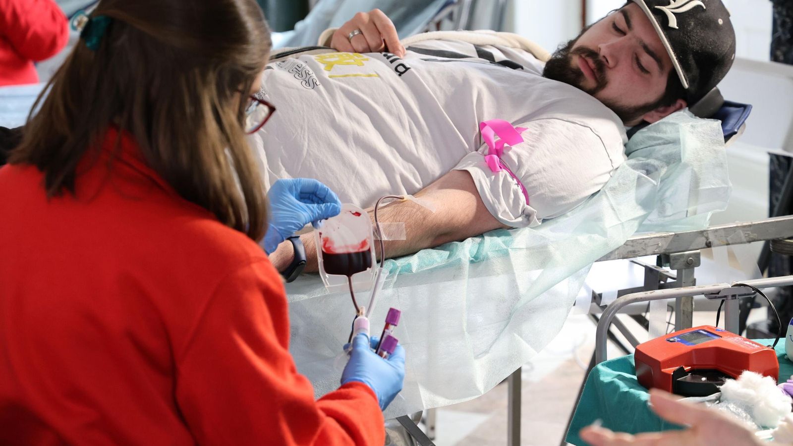 Un joven en el momento de su donación de sangre en Huelva.