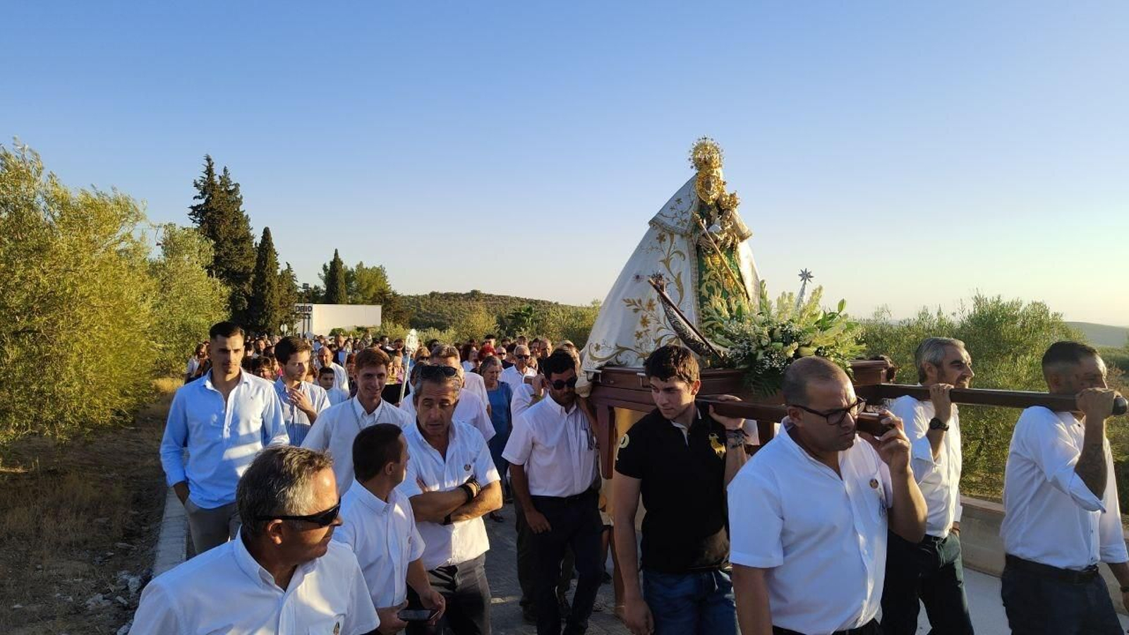 Un momento del recorrido de la patrona de Santaella.