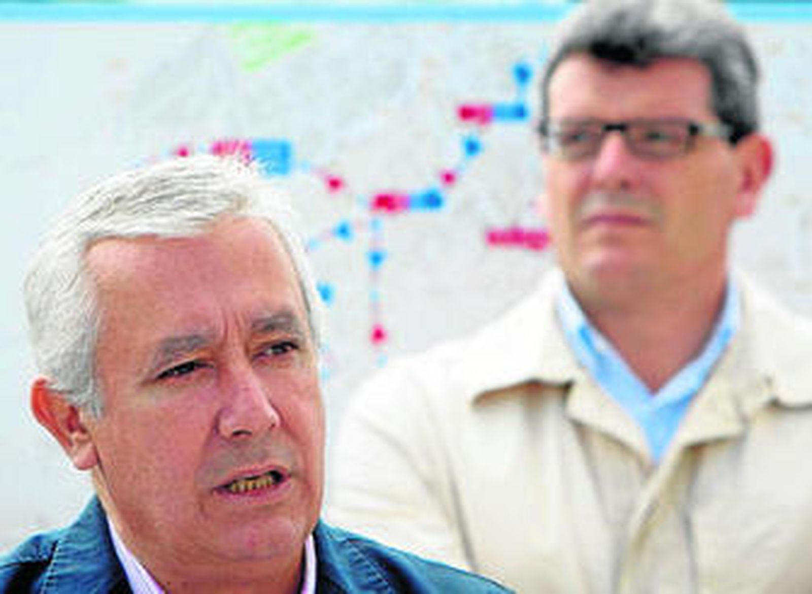 Javier Arenas, ayer en Mairena del Aljarafe. Al fondo, Ricardo Tarno.