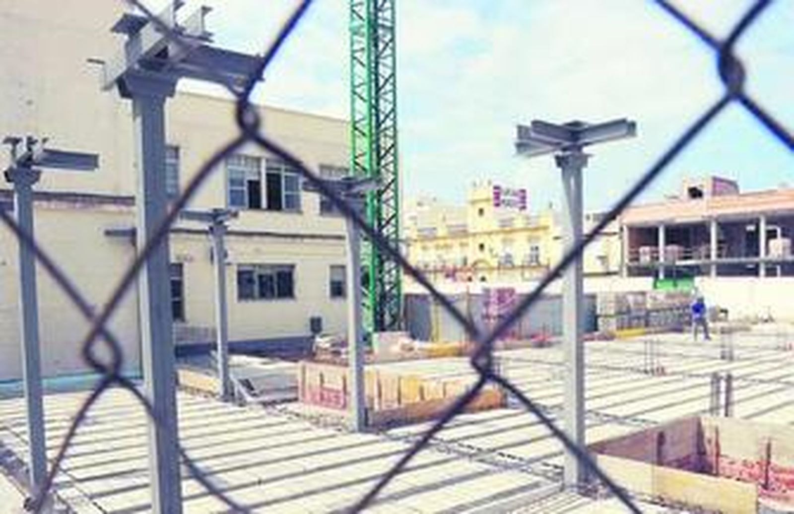 Las obras de reforma, tras las rejas del instituto Isla de León.