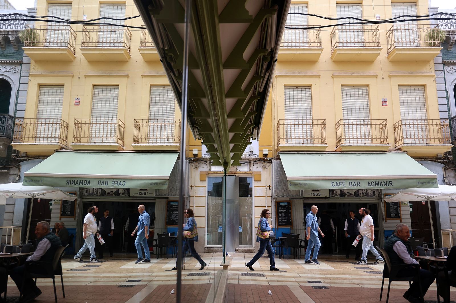 Ambiente en una de las calles del centro de Huelva tras recuperar la normalidad después del apagón este martes.