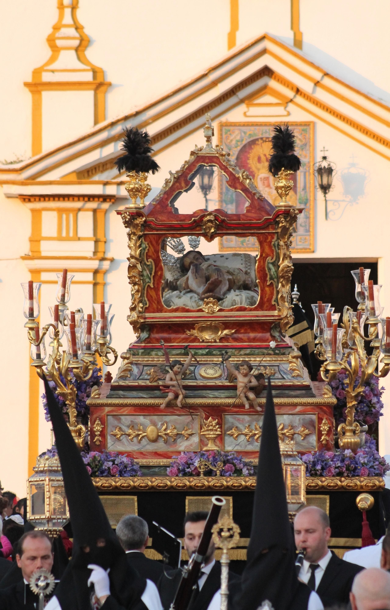 La urna dieciochesca que cobija al Cristo Yacente.