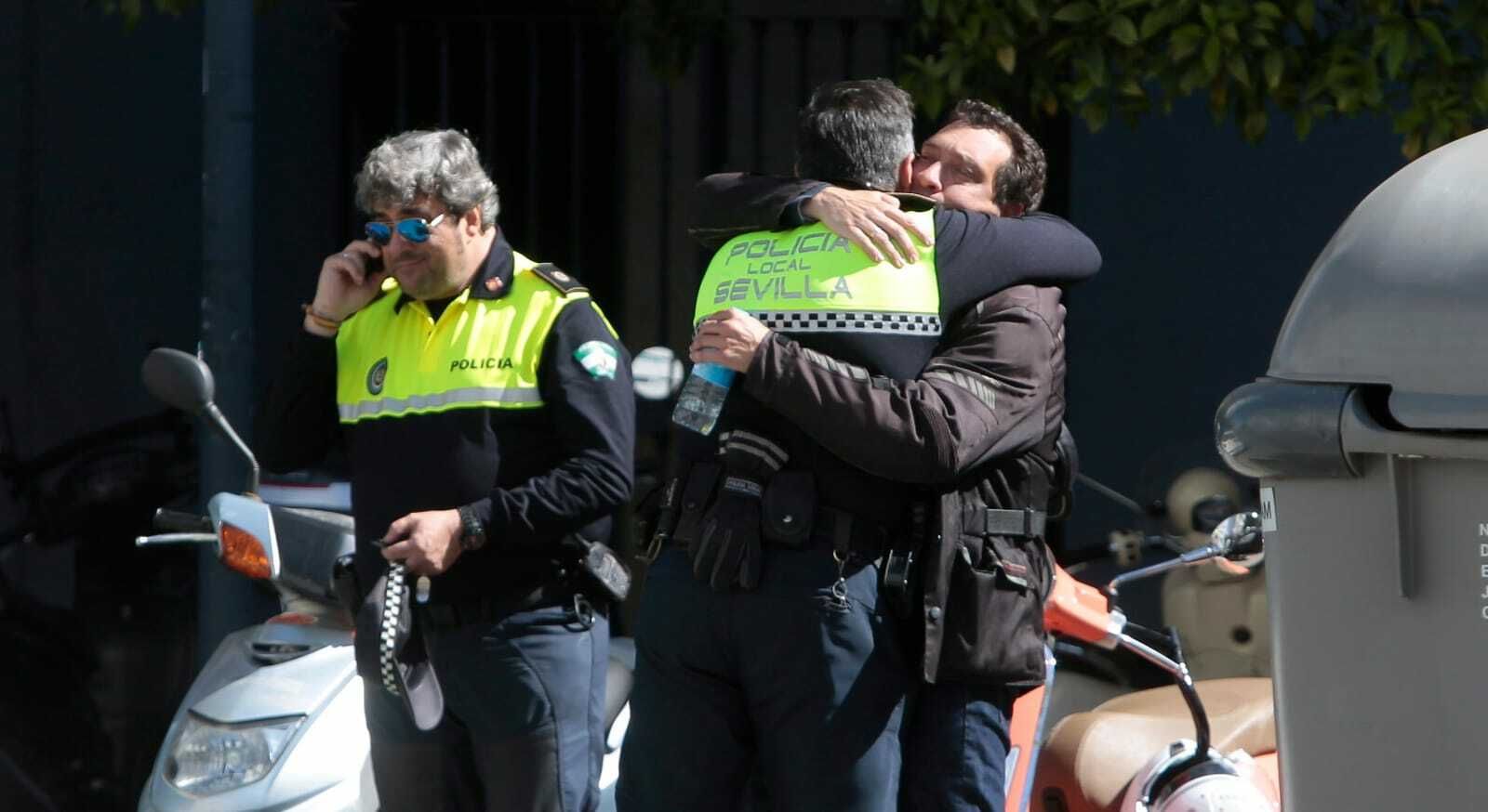 El presidente del Sppme, Luis Val, abraza al padre de uno de los policías absueltos.