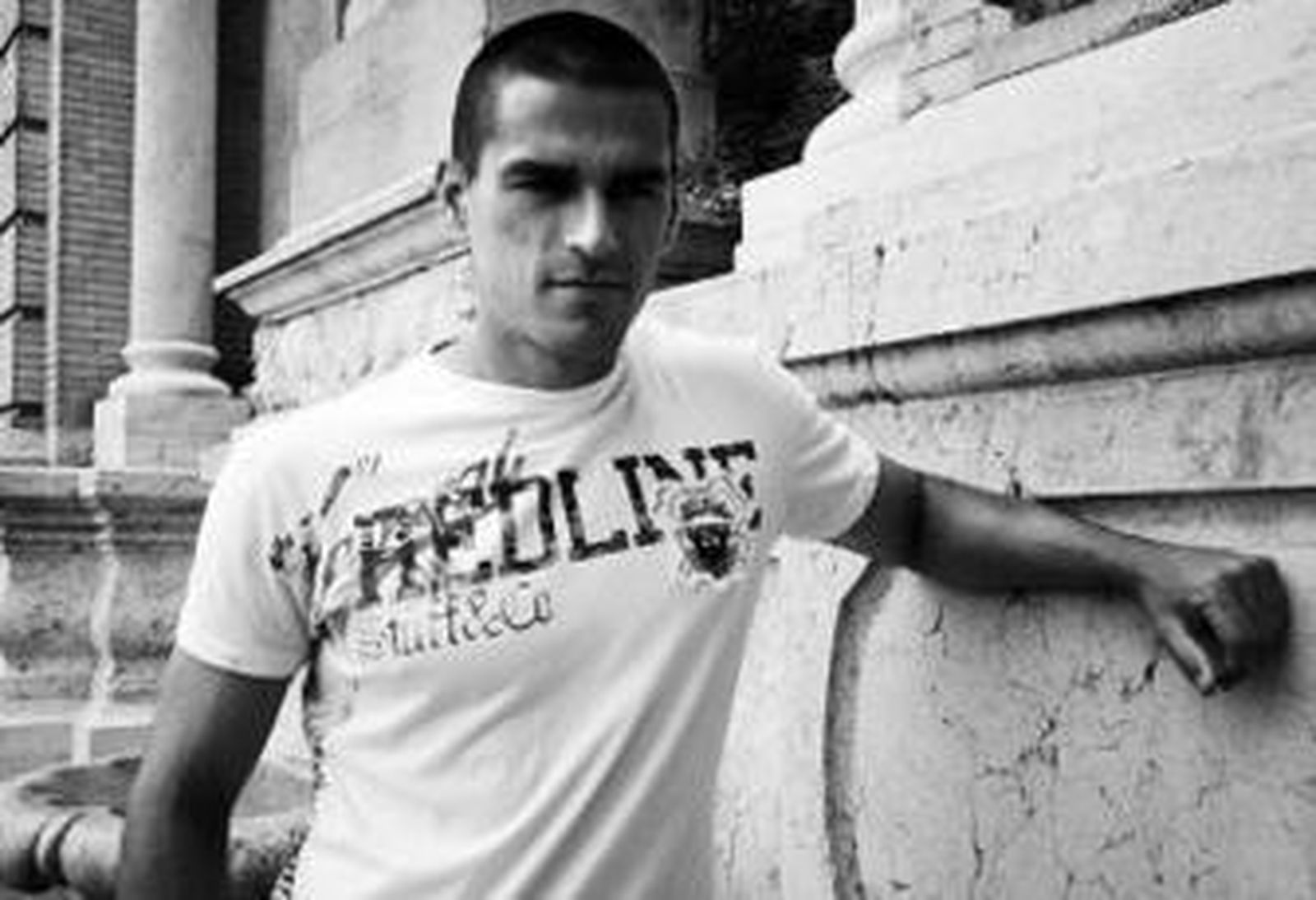 Juanito posa en el parque de María Luisa.